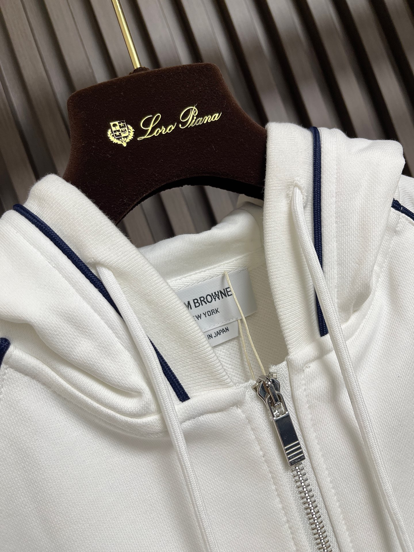 🛒🛒Thom Browne TB 条纹连帽拉链卫衣,织物质地密实细腻,软糯亲肤透气。经典连帽版型搭配同色系棉质抽绳,抽拉 🛒🛒Thom Browne TB 条纹连帽拉链卫衣,织物质地密实细腻,软糯亲肤透气。经典连帽版型搭配同色系棉质抽绳,抽拉