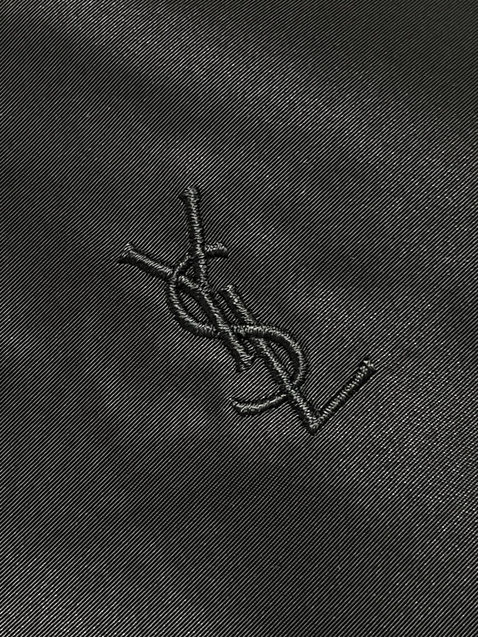 🛒🛒YSL 标识刺绣棉服夹克外套,外层定制曜汐光序忆锦,内里定制云珩柔萃洗絮,曜夜玄黑凝覆衣身,织纹漾开含蓄细碎柔光,诠 🛒🛒YSL 标识刺绣棉服夹克外套,外层定制曜汐光序忆锦,内里定制云珩柔萃洗絮,曜夜玄黑凝覆衣身,织纹漾开含蓄细碎柔光,诠