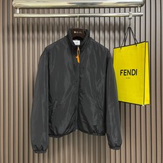 🛒🛒YSL 标识刺绣棉服夹克外套,外层定制曜汐光序忆锦,内里定制云珩柔萃洗絮,曜夜玄黑凝覆衣身,织纹漾开含蓄细碎柔光,诠 🛒🛒YSL 标识刺绣棉服夹克外套,外层定制曜汐光序忆锦,内里定制云珩柔萃洗絮,曜夜玄黑凝覆衣身,织纹漾开含蓄细碎柔光,诠
