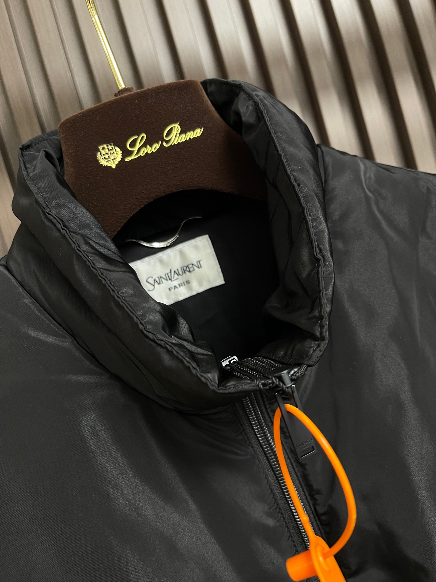 🛒🛒YSL 标识刺绣棉服夹克外套,外层定制曜汐光序忆锦,内里定制云珩柔萃洗絮,曜夜玄黑凝覆衣身,织纹漾开含蓄细碎柔光,诠 🛒🛒YSL 标识刺绣棉服夹克外套,外层定制曜汐光序忆锦,内里定制云珩柔萃洗絮,曜夜玄黑凝覆衣身,织纹漾开含蓄细碎柔光,诠