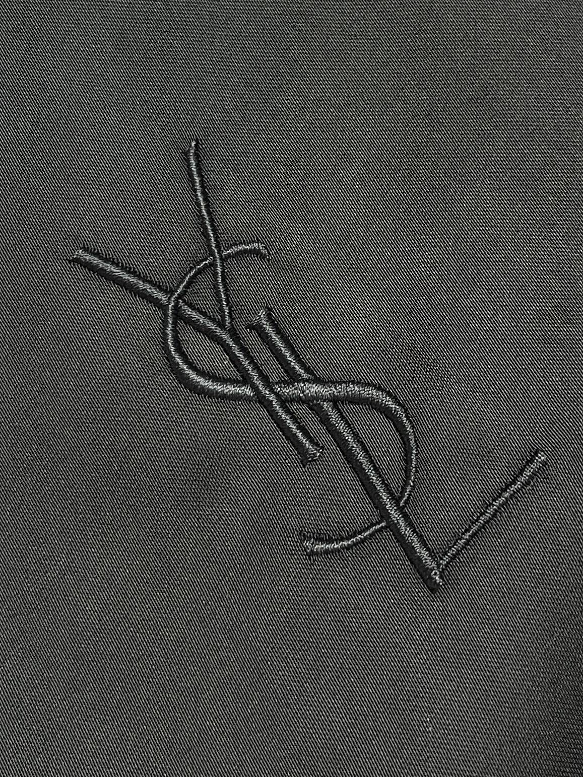 🛒🛒YSL 标识刺绣棉服夹克外套,外层定制曜汐光序忆锦,内里定制云珩柔萃洗絮,曜夜玄黑凝覆衣身,织纹漾开含蓄细碎柔光,诠 🛒🛒YSL 标识刺绣棉服夹克外套,外层定制曜汐光序忆锦,内里定制云珩柔萃洗絮,曜夜玄黑凝覆衣身,织纹漾开含蓄细碎柔光,诠