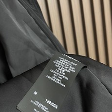 🛒🛒YSL 标识刺绣棉服夹克外套,外层定制曜汐光序忆锦,内里定制云珩柔萃洗絮,曜夜玄黑凝覆衣身,织纹漾开含蓄细碎柔光,诠 🛒🛒YSL 标识刺绣棉服夹克外套,外层定制曜汐光序忆锦,内里定制云珩柔萃洗絮,曜夜玄黑凝覆衣身,织纹漾开含蓄细碎柔光,诠