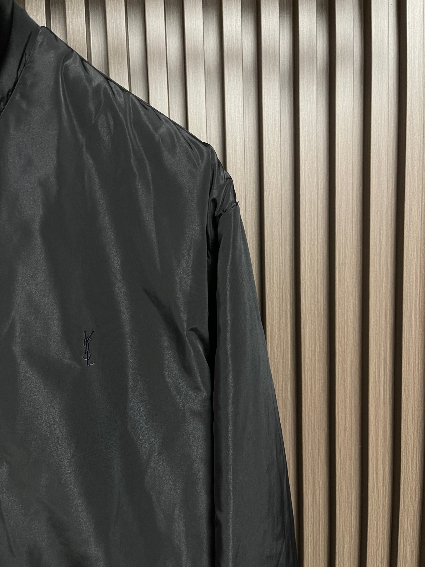 🛒🛒YSL 标识刺绣棉服夹克外套,外层定制曜汐光序忆锦,内里定制云珩柔萃洗絮,曜夜玄黑凝覆衣身,织纹漾开含蓄细碎柔光,诠 🛒🛒YSL 标识刺绣棉服夹克外套,外层定制曜汐光序忆锦,内里定制云珩柔萃洗絮,曜夜玄黑凝覆衣身,织纹漾开含蓄细碎柔光,诠
