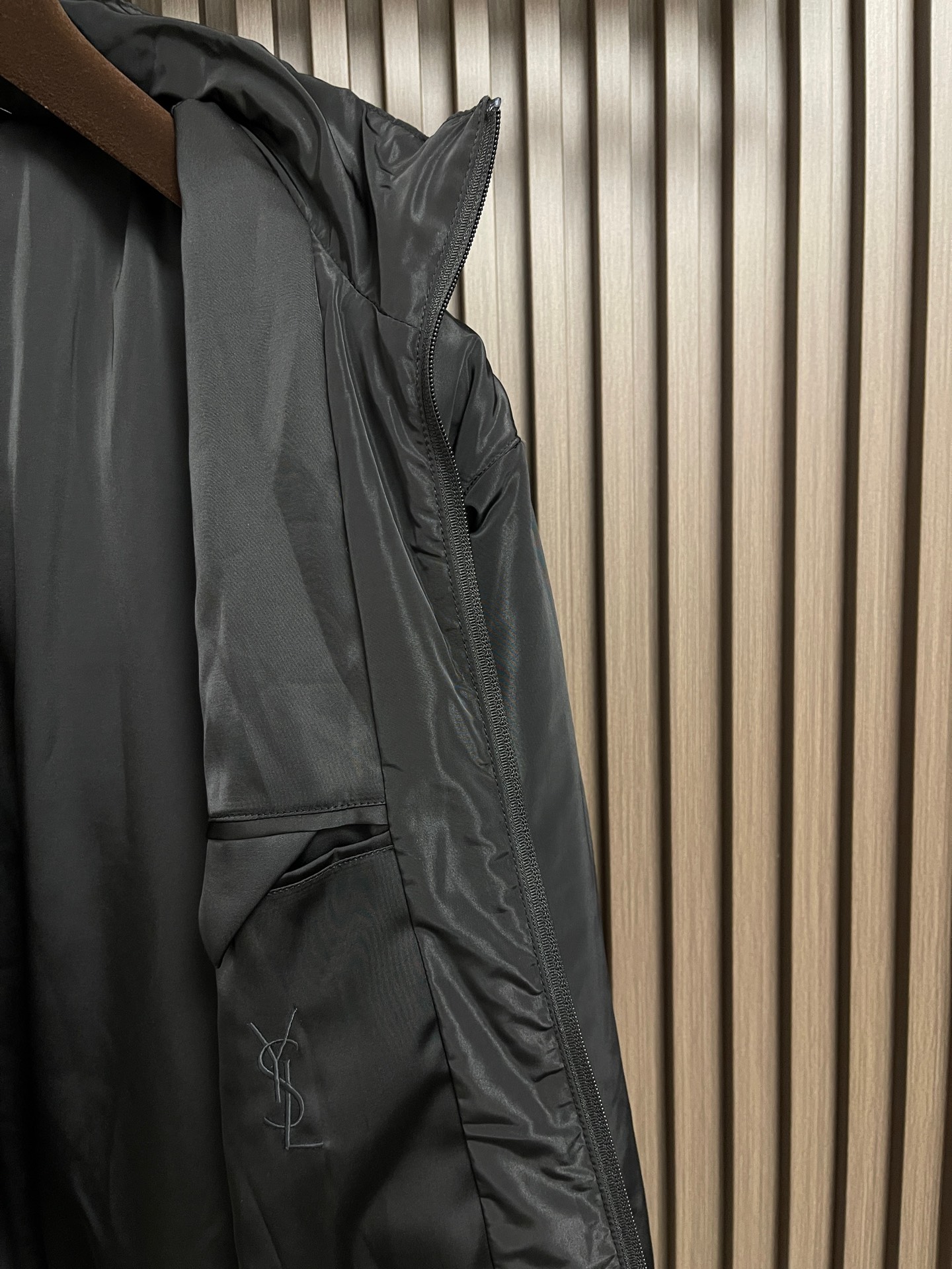 🛒🛒YSL 标识刺绣棉服夹克外套,外层定制曜汐光序忆锦,内里定制云珩柔萃洗絮,曜夜玄黑凝覆衣身,织纹漾开含蓄细碎柔光,诠 🛒🛒YSL 标识刺绣棉服夹克外套,外层定制曜汐光序忆锦,内里定制云珩柔萃洗絮,曜夜玄黑凝覆衣身,织纹漾开含蓄细碎柔光,诠