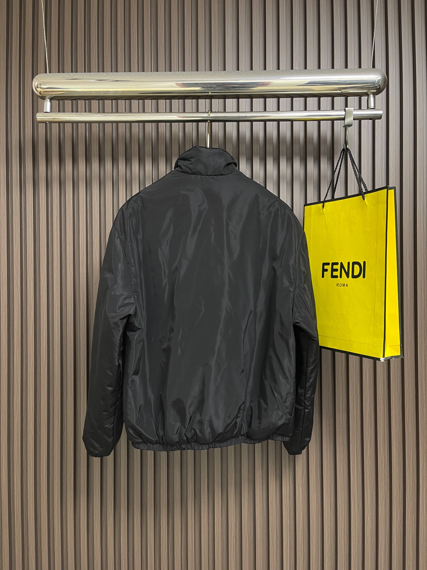 🛒🛒YSL 标识刺绣棉服夹克外套,外层定制曜汐光序忆锦,内里定制云珩柔萃洗絮,曜夜玄黑凝覆衣身,织纹漾开含蓄细碎柔光,诠 🛒🛒YSL 标识刺绣棉服夹克外套,外层定制曜汐光序忆锦,内里定制云珩柔萃洗絮,曜夜玄黑凝覆衣身,织纹漾开含蓄细碎柔光,诠