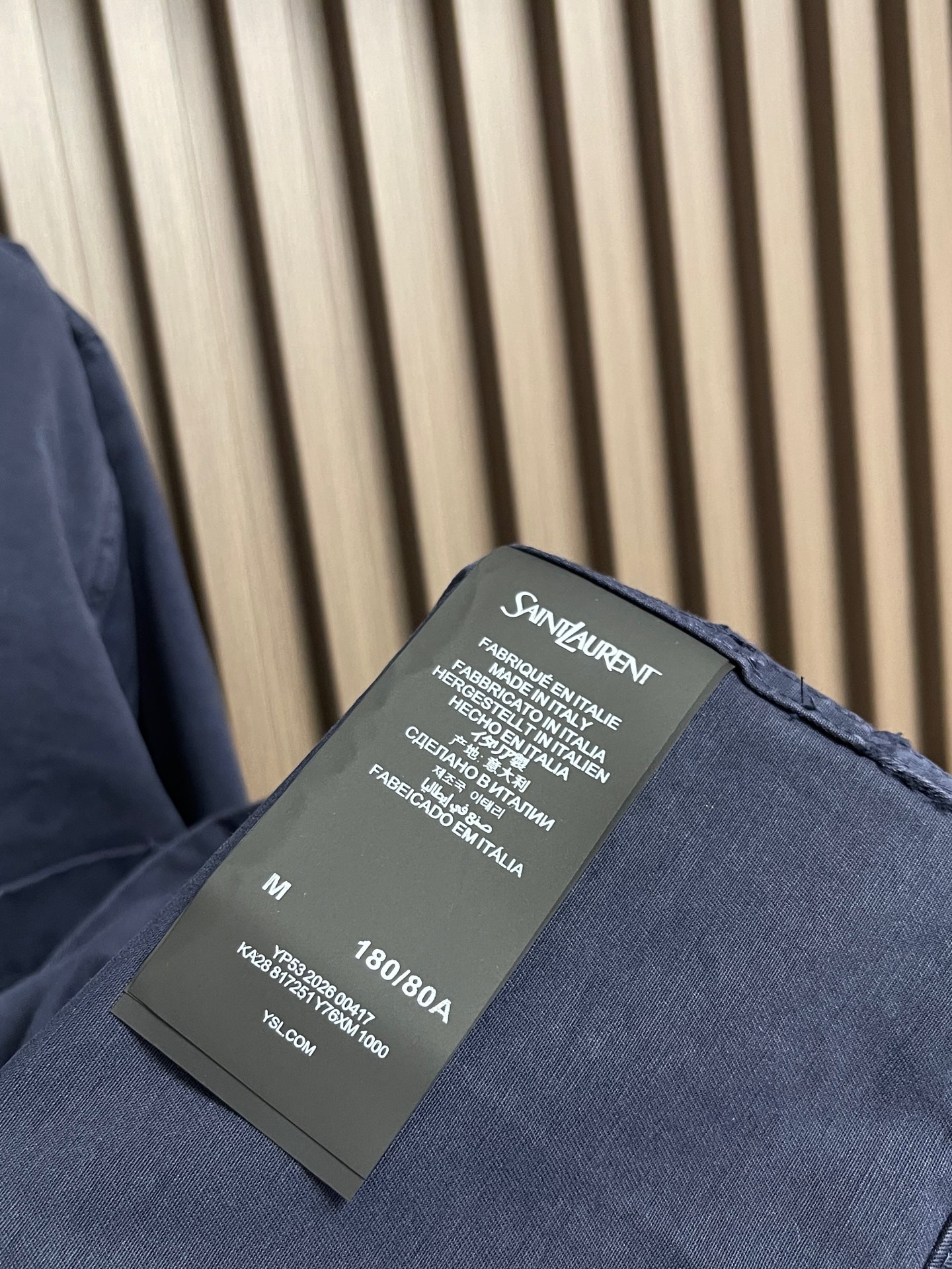 🛒🛒YSL 标识刺绣牛仔长袖衬衫外套，定制曜尘沙叙典藏丹宁，法兰西海军蓝铺覆衣身，晕染雾调静谧藏蓝，利落尖领勾勒的风骨轮