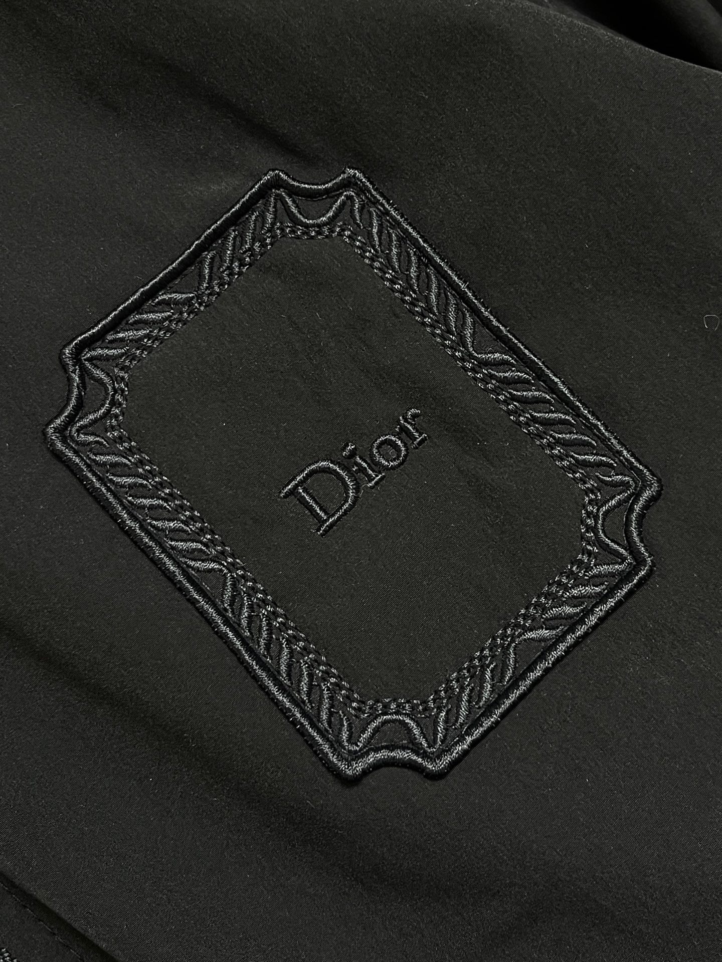🛒🛒Dior Medaillon 刺绣徽章拉链夹克外套,定制沉曜云叙精纺棉,低饱和雾感黑调敛尽锋芒,利落立领勾勒简约廓形 🛒🛒Dior Medaillon 刺绣徽章拉链夹克外套,定制沉曜云叙精纺棉,低饱和雾感黑调敛尽锋芒,利落立领勾勒简约廓形