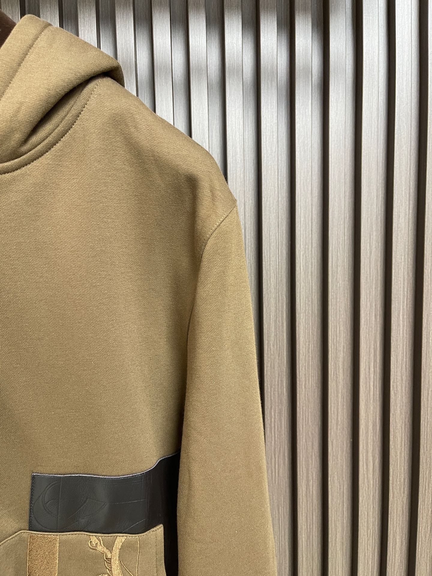 🛒🛒Hermes Paris 刺绣皮革拉链外套 定制云珩萃锦棉绒 绵密蓄暖 云柔亲肤 岚雾麻灰敛藏温雅柔光 于素简色调中 🛒🛒Hermes Paris 刺绣皮革拉链外套 定制云珩萃锦棉绒 绵密蓄暖 云柔亲肤 岚雾麻灰敛藏温雅柔光 于素简色调中