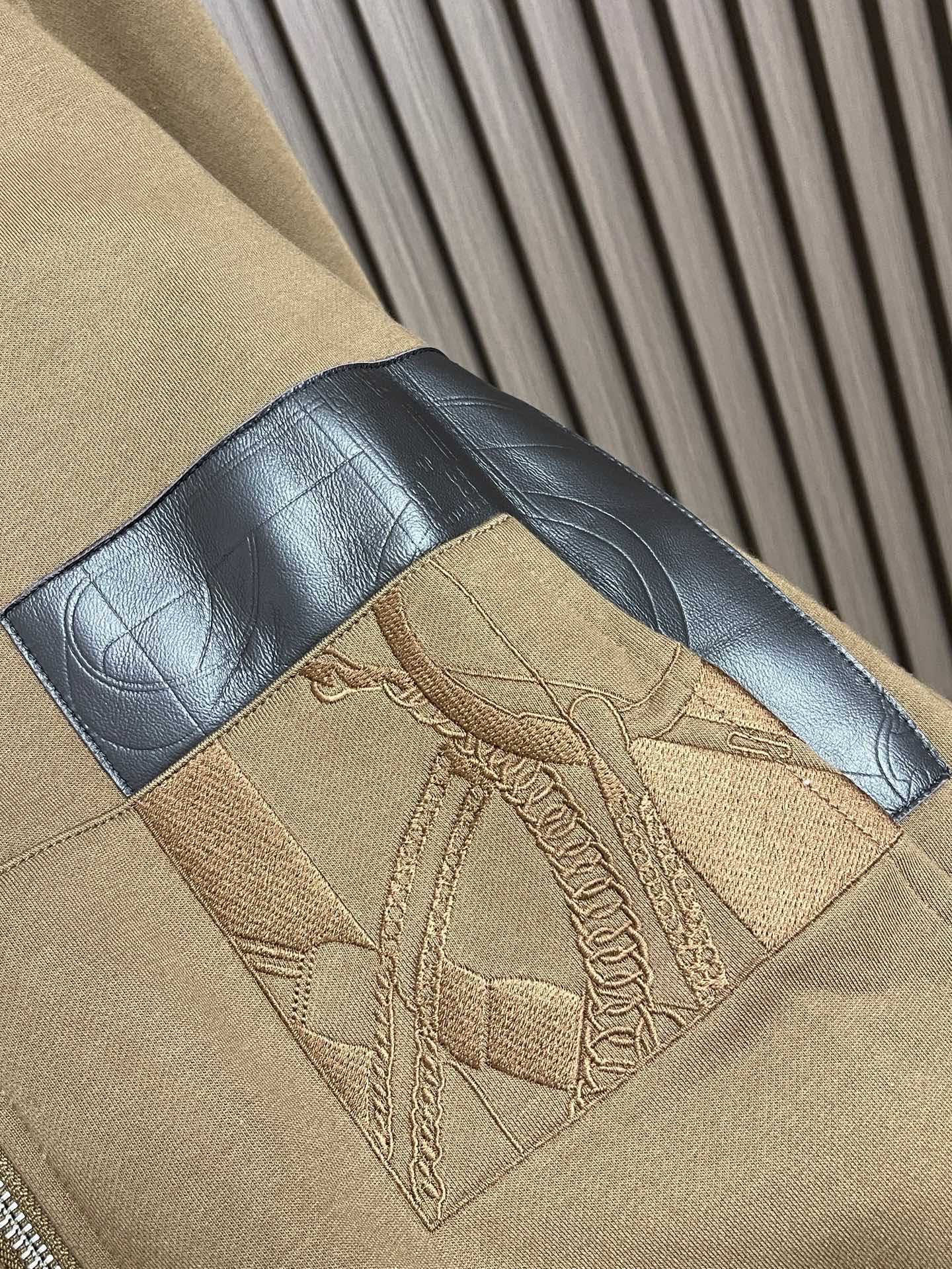 🛒🛒Hermes Paris 刺绣皮革拉链外套 定制云珩萃锦棉绒 绵密蓄暖 云柔亲肤 岚雾麻灰敛藏温雅柔光 于素简色调中 🛒🛒Hermes Paris 刺绣皮革拉链外套 定制云珩萃锦棉绒 绵密蓄暖 云柔亲肤 岚雾麻灰敛藏温雅柔光 于素简色调中