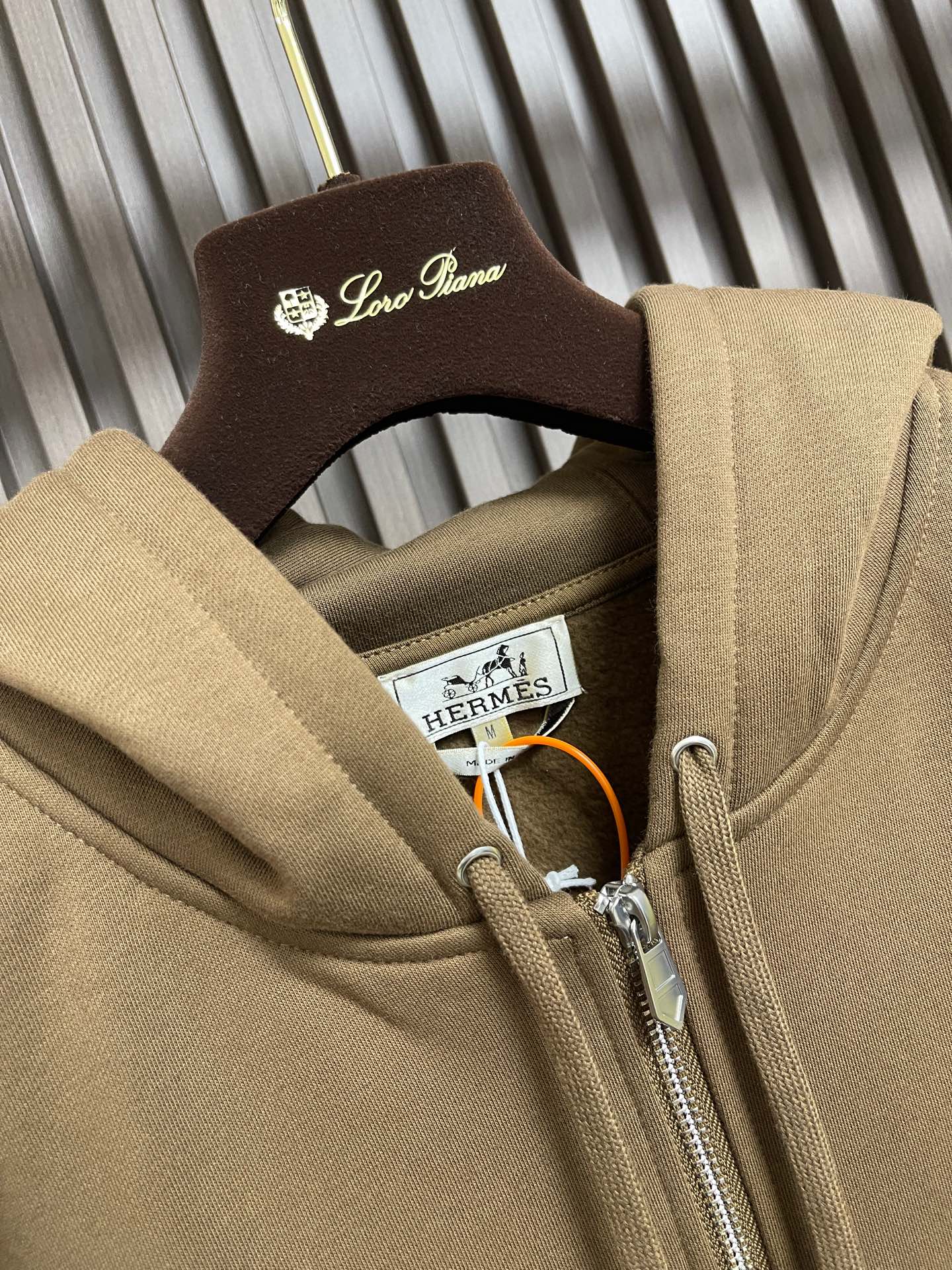 🛒🛒Hermes Paris 刺绣皮革拉链外套 定制云珩萃锦棉绒 绵密蓄暖 云柔亲肤 岚雾麻灰敛藏温雅柔光 于素简色调中 🛒🛒Hermes Paris 刺绣皮革拉链外套 定制云珩萃锦棉绒 绵密蓄暖 云柔亲肤 岚雾麻灰敛藏温雅柔光 于素简色调中