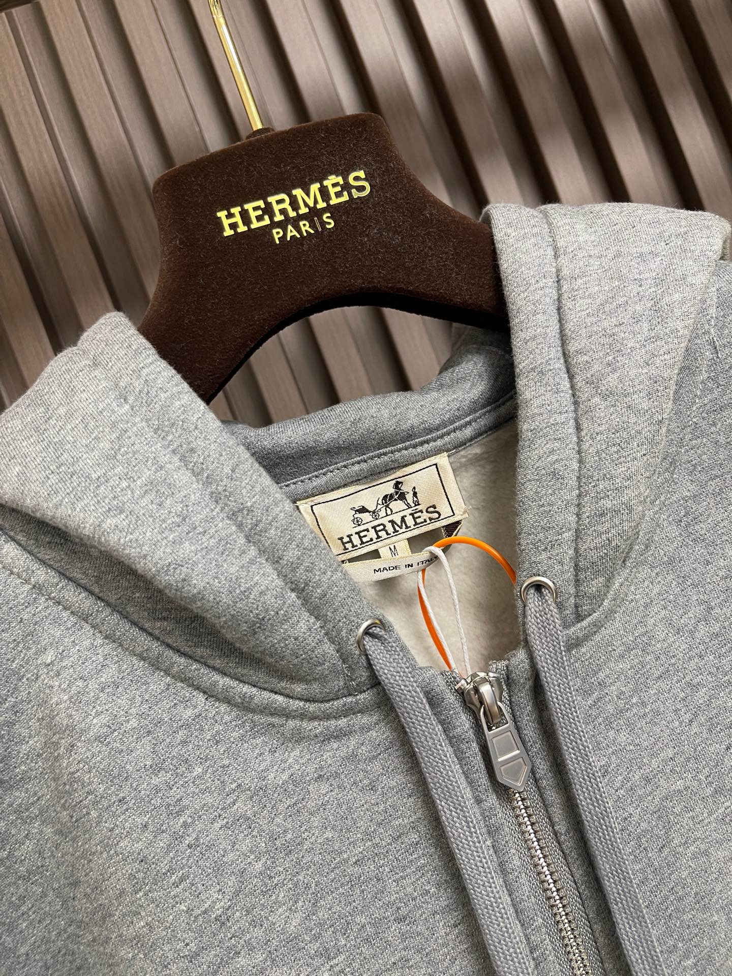 🛒🛒Hermes Paris 刺绣皮革拉链外套 定制云珩萃锦棉绒 绵密蓄暖 云柔亲肤 岚雾麻灰敛藏温雅柔光 于素简色调中 🛒🛒Hermes Paris 刺绣皮革拉链外套 定制云珩萃锦棉绒 绵密蓄暖 云柔亲肤 岚雾麻灰敛藏温雅柔光 于素简色调中