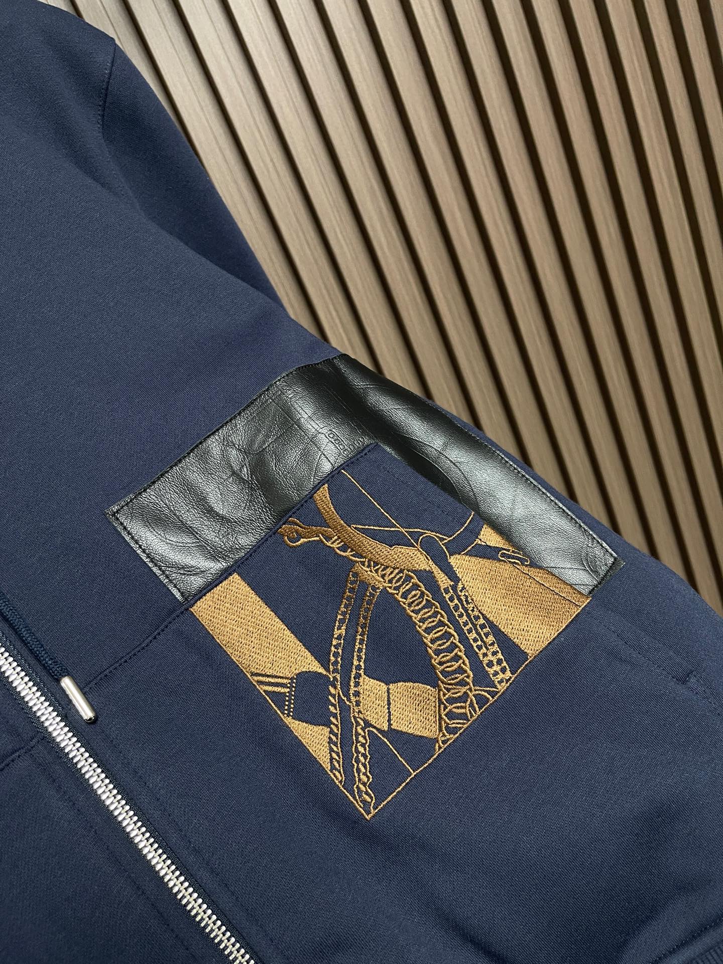 🛒🛒Hermes Paris 刺绣皮革拉链外套 定制云珩萃锦棉绒 绵密蓄暖 云柔亲肤 岚雾麻灰敛藏温雅柔光 于素简色调中