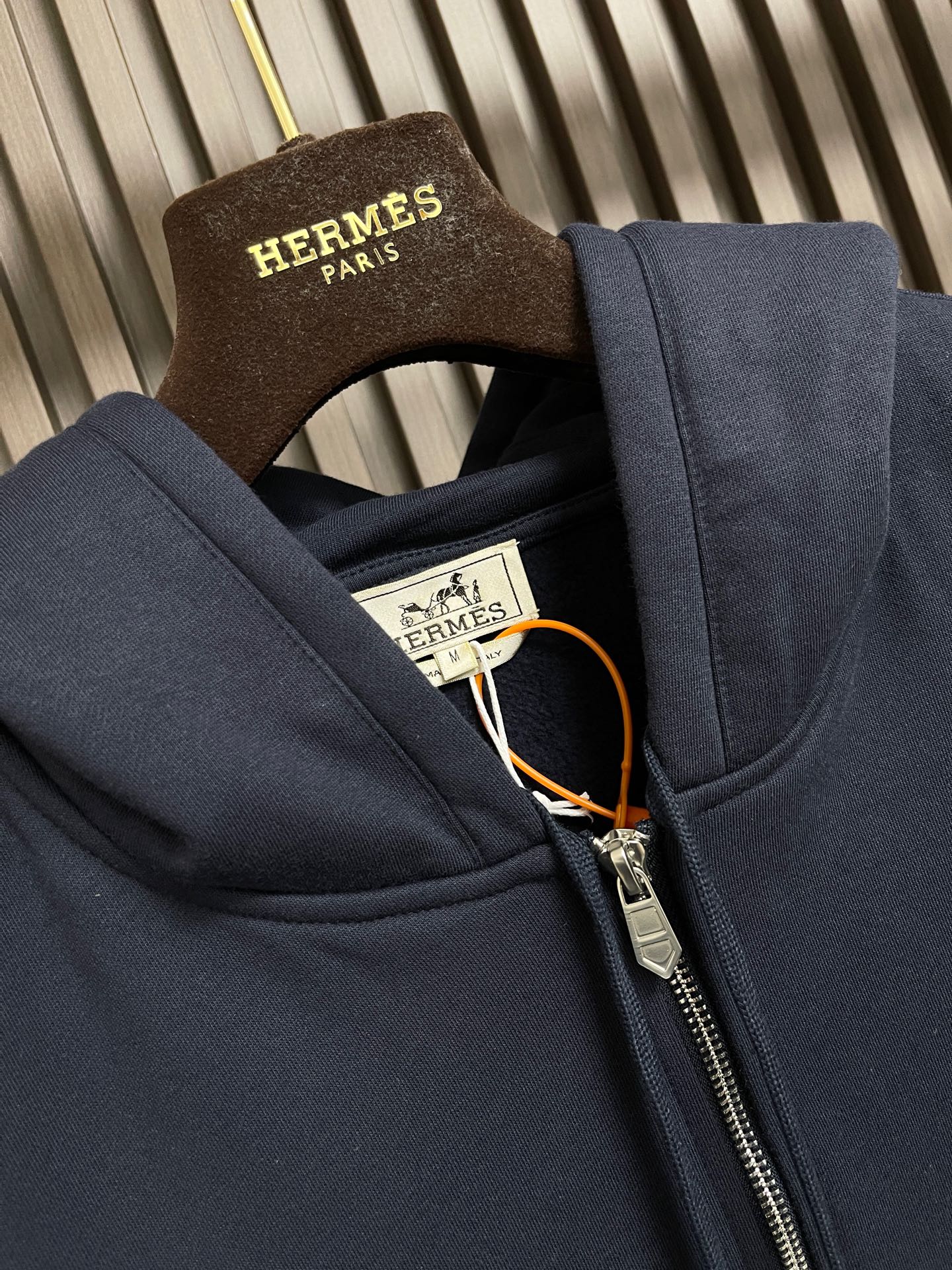 🛒🛒Hermes Paris 刺绣皮革拉链外套 定制云珩萃锦棉绒 绵密蓄暖 云柔亲肤 岚雾麻灰敛藏温雅柔光 于素简色调中