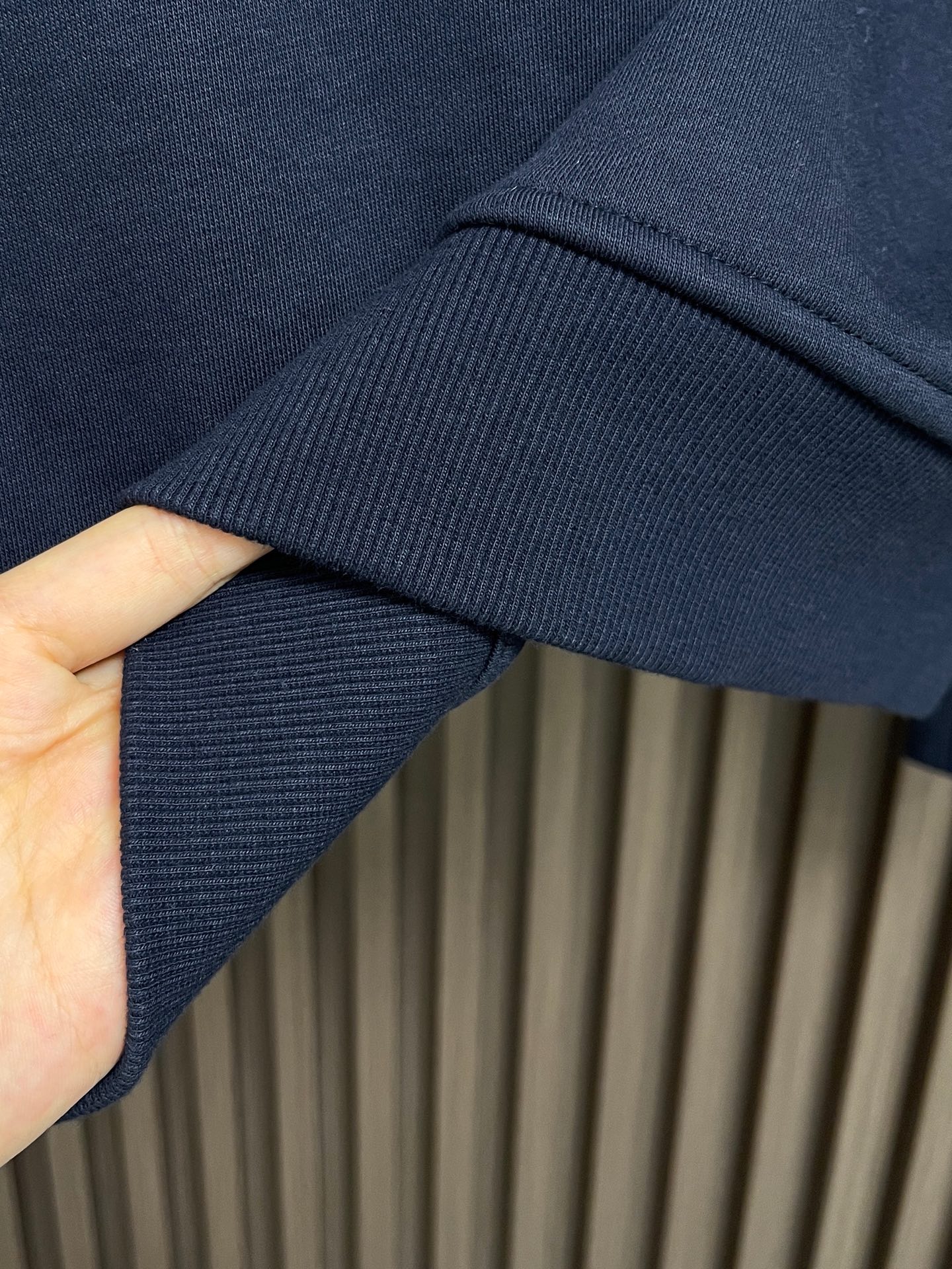 🛒🛒Hermes Paris 刺绣皮革拉链外套 定制云珩萃锦棉绒 绵密蓄暖 云柔亲肤 岚雾麻灰敛藏温雅柔光 于素简色调中