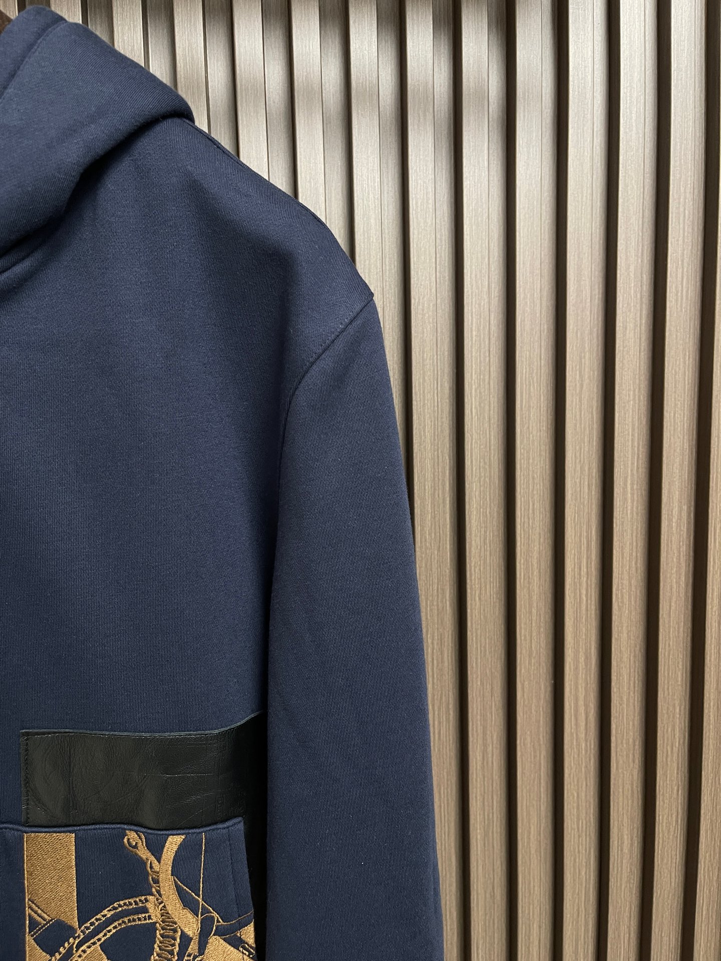 🛒🛒Hermes Paris 刺绣皮革拉链外套 定制云珩萃锦棉绒 绵密蓄暖 云柔亲肤 岚雾麻灰敛藏温雅柔光 于素简色调中