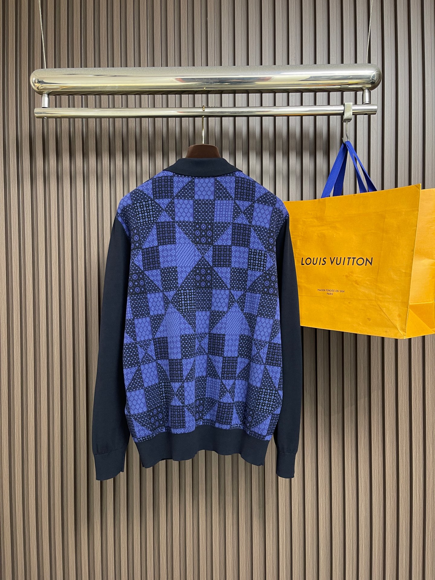 🛒🛒LV 拼接提花针织衫毛衣,2026ss秋冬当季新款几何拼布老花提花长袖针织衫,宝蓝+藏黑几何提花衣身,纯黑撞色袖子+ 🛒🛒LV 拼接提花针织衫毛衣,2026ss秋冬当季新款几何拼布老花提花长袖针织衫,宝蓝+藏黑几何提花衣身,纯黑撞色袖子+