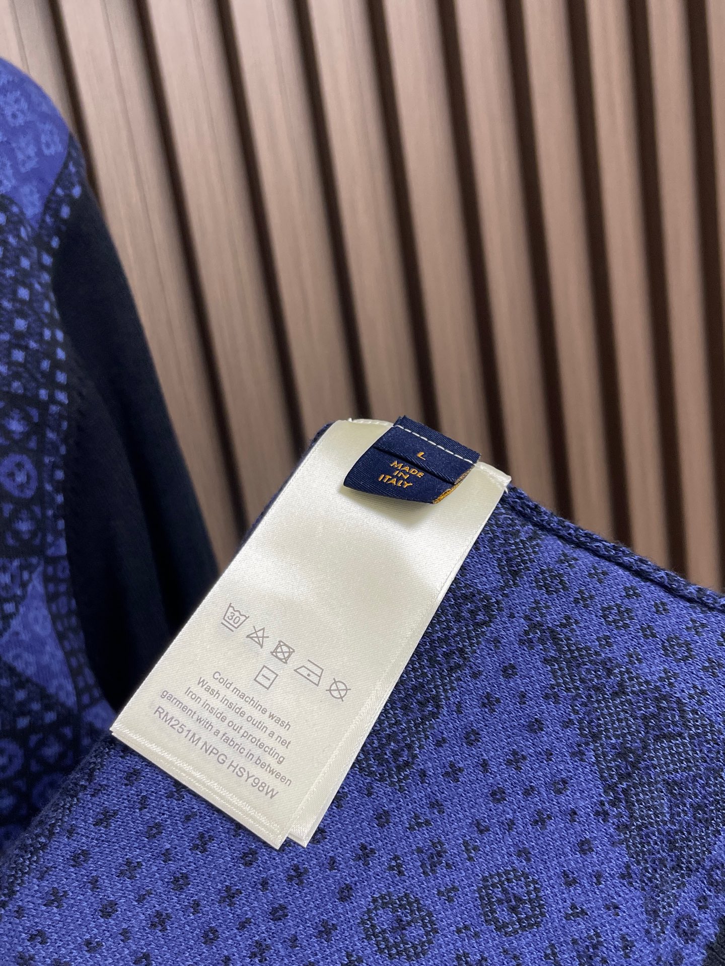 🛒🛒LV 拼接提花针织衫毛衣,2026ss秋冬当季新款几何拼布老花提花长袖针织衫,宝蓝+藏黑几何提花衣身,纯黑撞色袖子+ 🛒🛒LV 拼接提花针织衫毛衣,2026ss秋冬当季新款几何拼布老花提花长袖针织衫,宝蓝+藏黑几何提花衣身,纯黑撞色袖子+