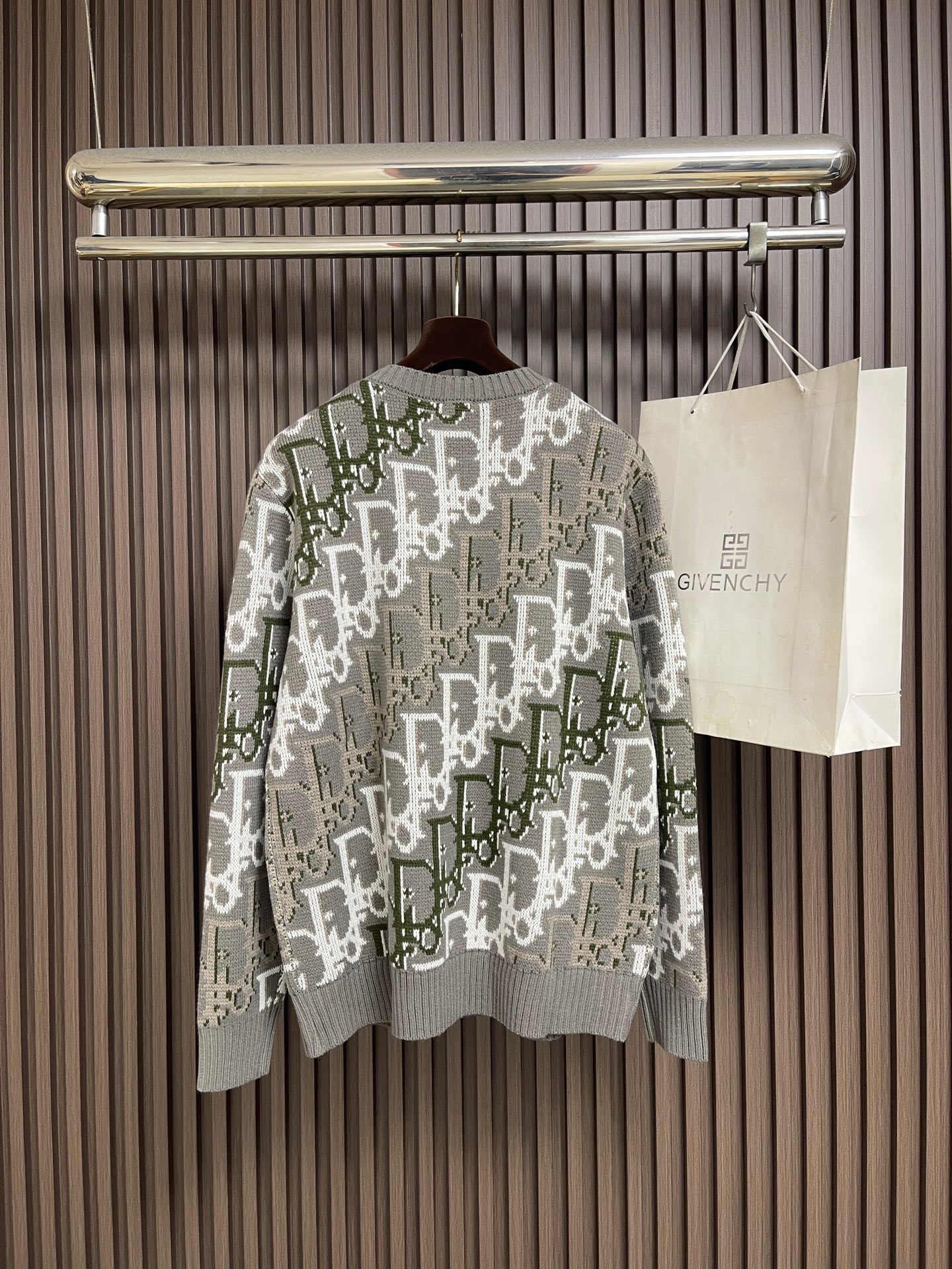 🛒🛒Dior 2026SS Oblique满印老花提花圆领针织毛衣，定织定染针织面料，整件斜向错位排列老花提花，浅灰底+
