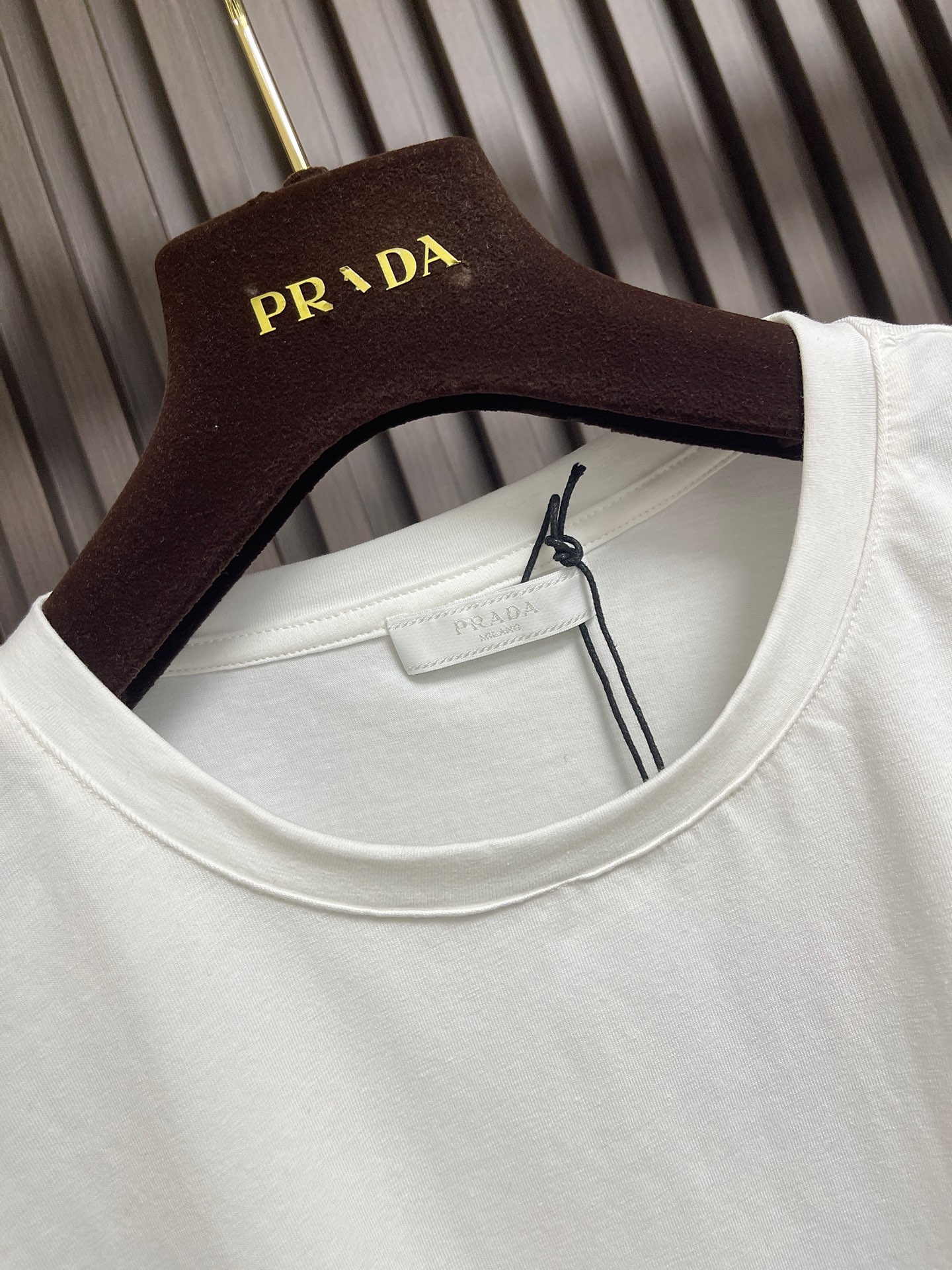🛒🛒Prada 2026SS早春新款三角标识刺绣长袖T恤，甄选软糯亲肤的全棉面料制成，标准版圆领长袖裁剪，更适合日常穿着