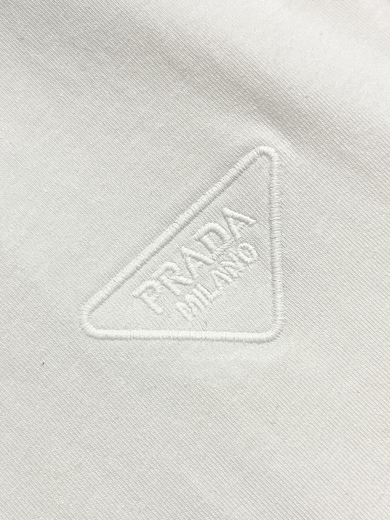🛒🛒Prada 2026SS早春新款三角标识刺绣长袖T恤，甄选软糯亲肤的全棉面料制成，标准版圆领长袖裁剪，更适合日常穿着