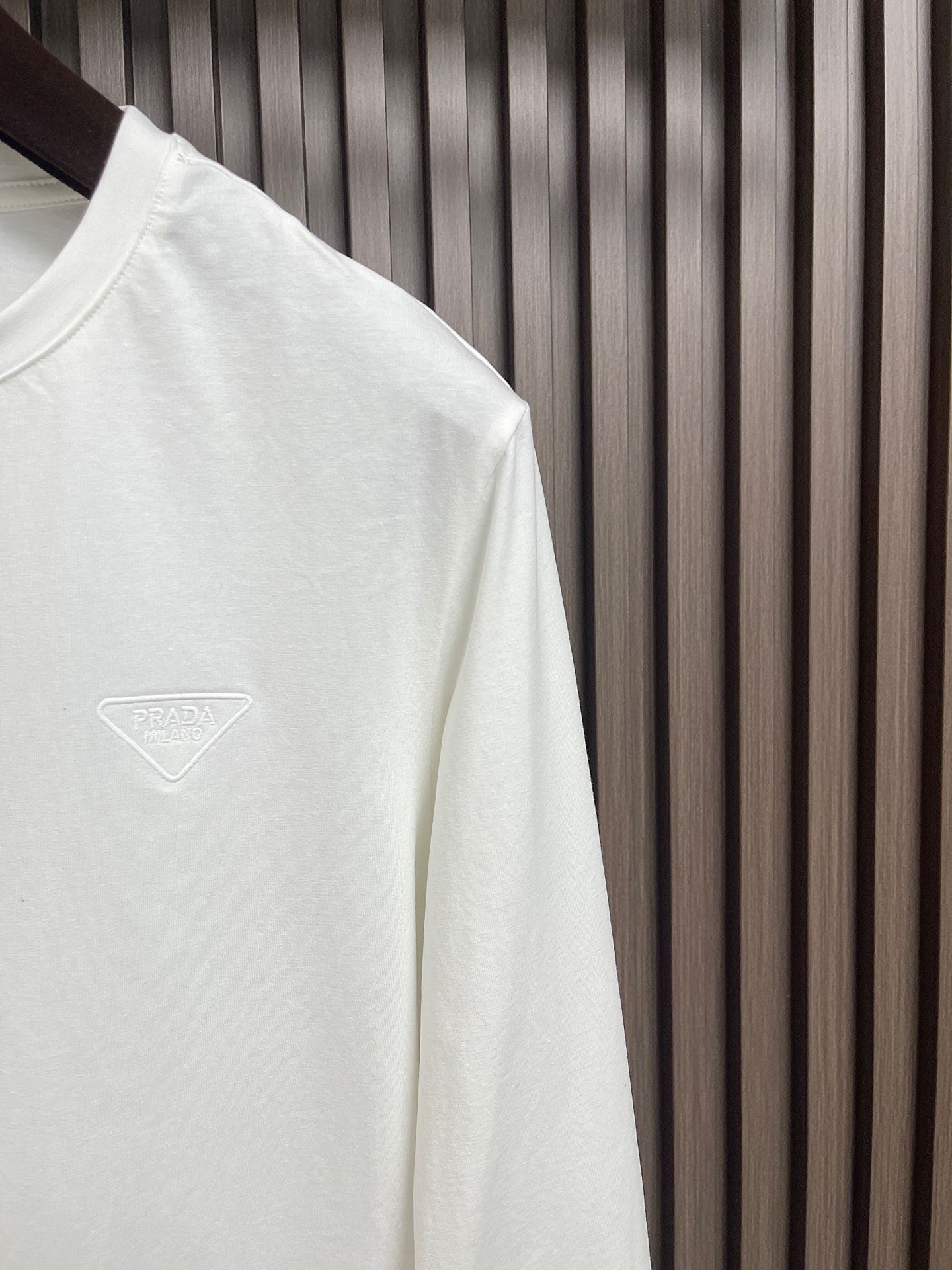 🛒🛒Prada 2026SS早春新款三角标识刺绣长袖T恤，甄选软糯亲肤的全棉面料制成，标准版圆领长袖裁剪，更适合日常穿着