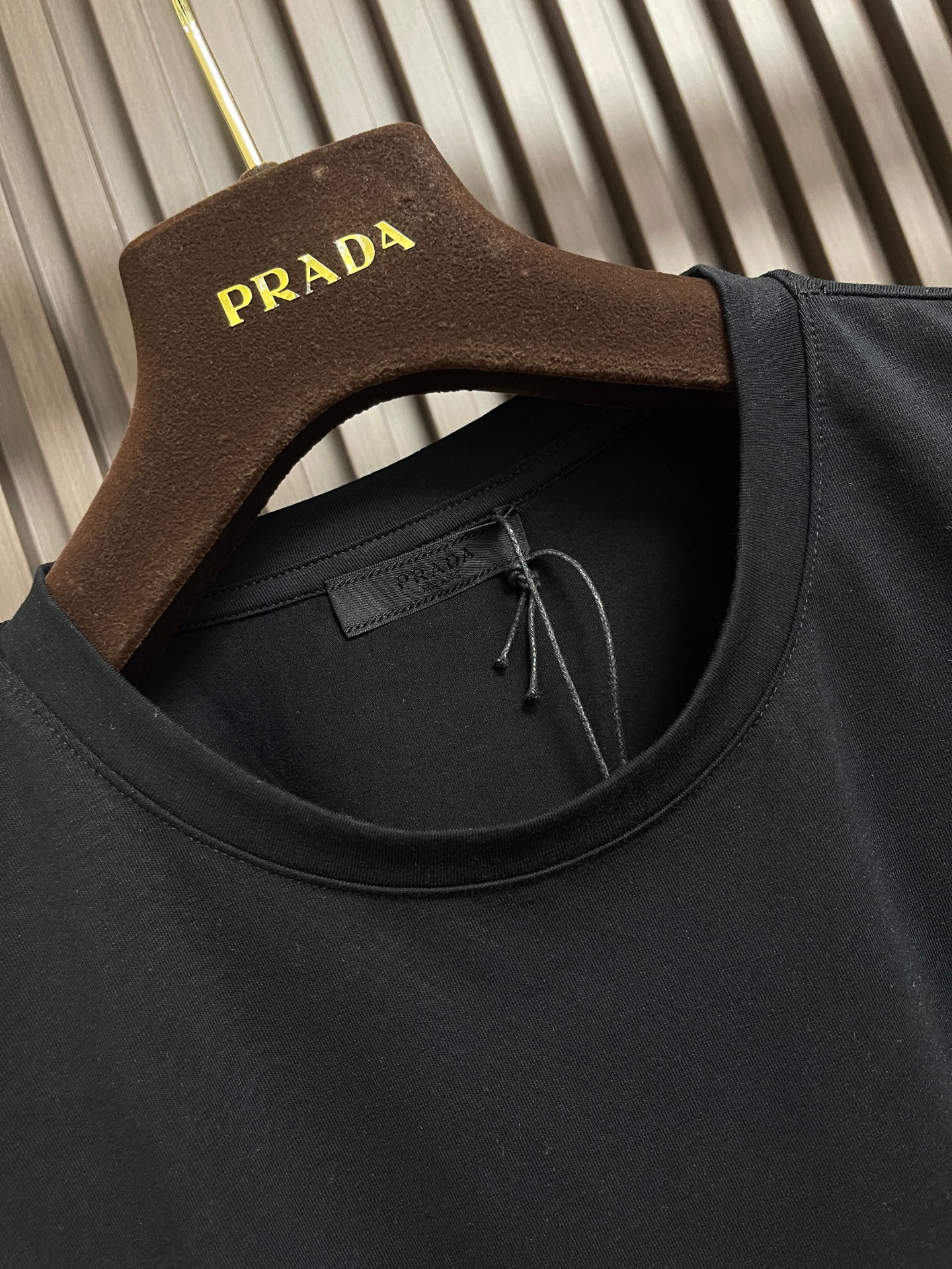 🛒🛒Prada 2026SS早春新款三角标识刺绣长袖T恤，甄选软糯亲肤的全棉面料制成，标准版圆领长袖裁剪，更适合日常穿着