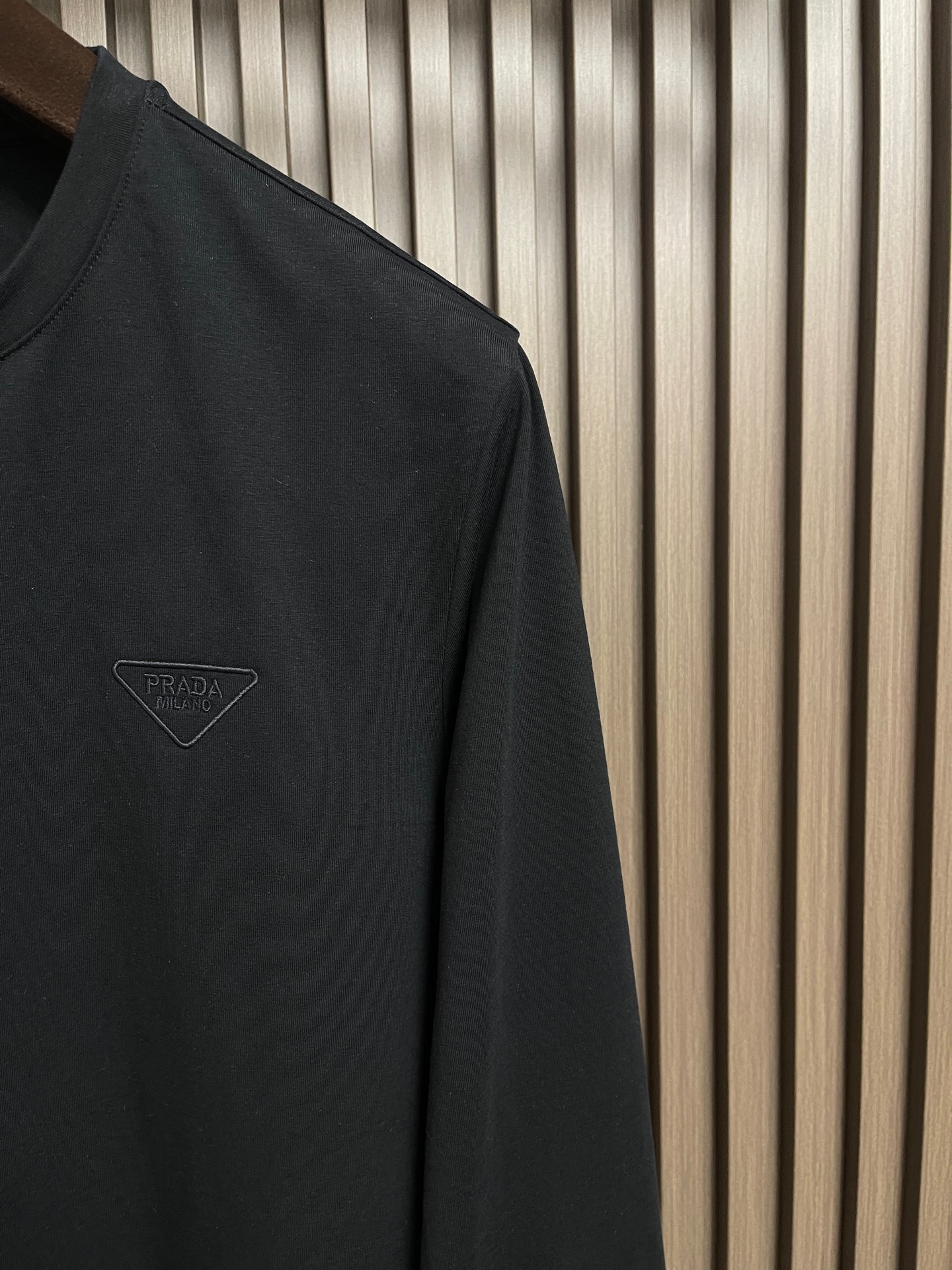 🛒🛒Prada 2026SS早春新款三角标识刺绣长袖T恤，甄选软糯亲肤的全棉面料制成，标准版圆领长袖裁剪，更适合日常穿着
