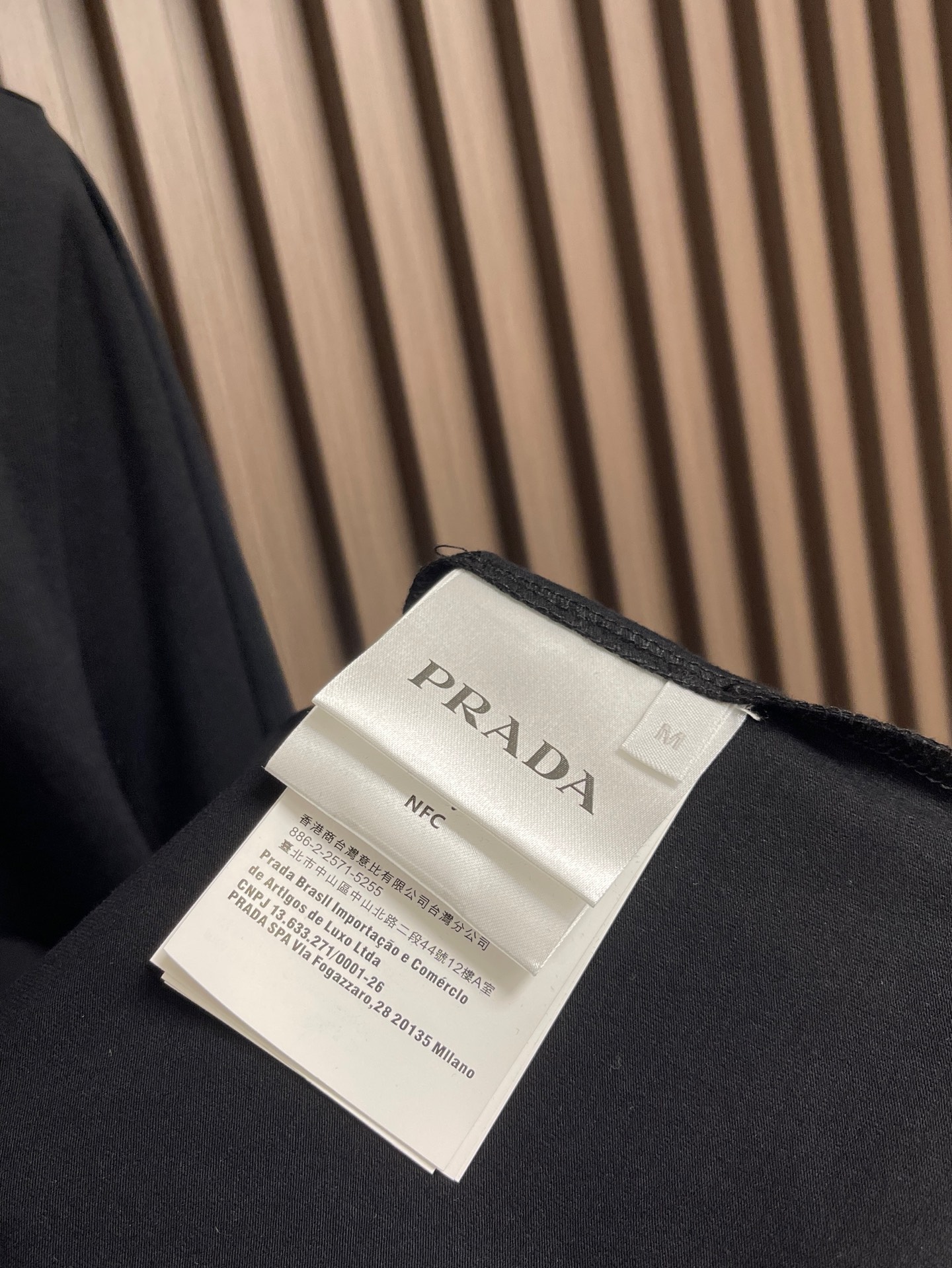 🛒🛒Prada 2026SS早春新款三角标识刺绣长袖T恤，甄选软糯亲肤的全棉面料制成，标准版圆领长袖裁剪，更适合日常穿着