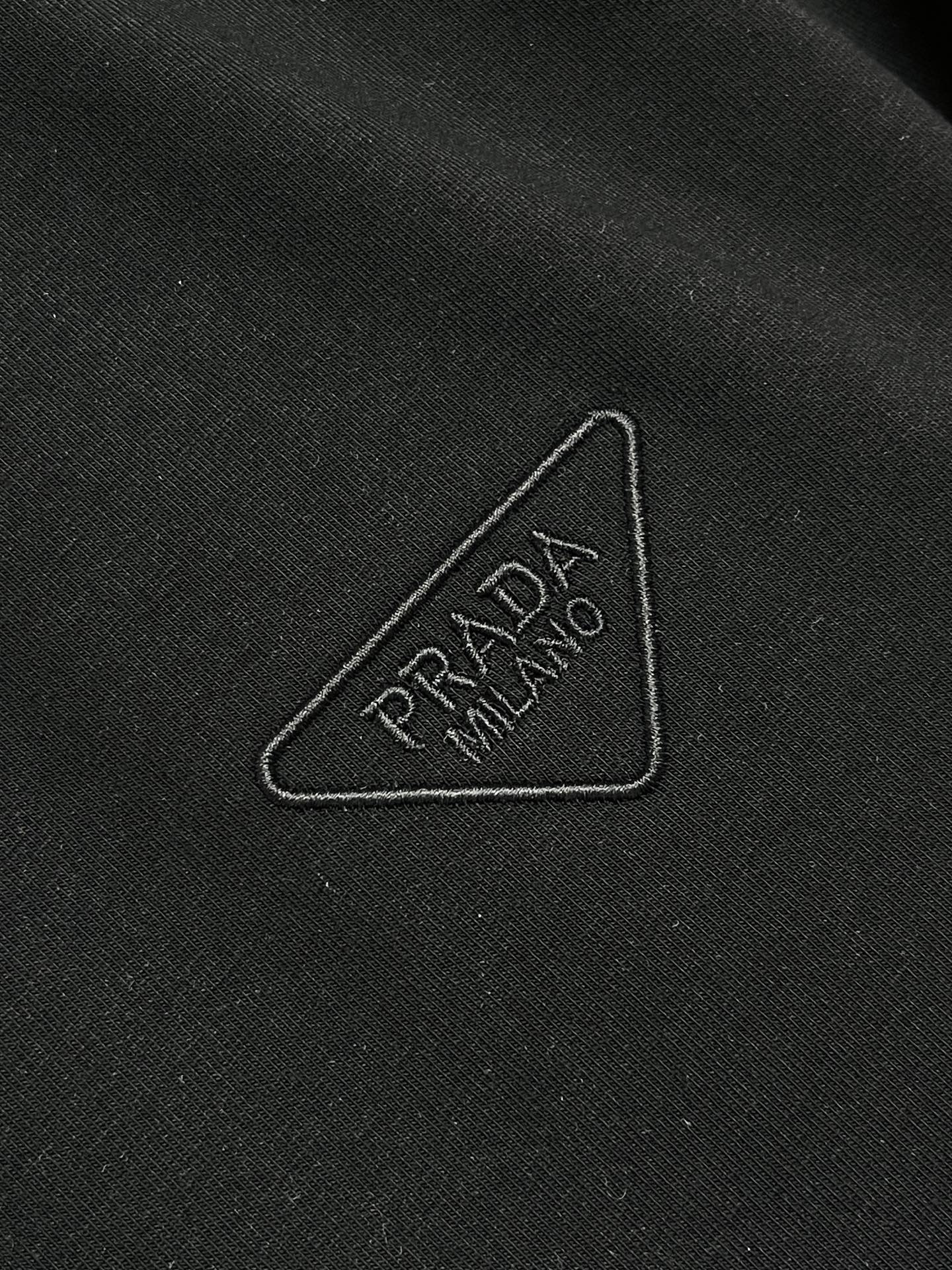 🛒🛒Prada 2026SS早春新款三角标识刺绣长袖T恤，甄选软糯亲肤的全棉面料制成，标准版圆领长袖裁剪，更适合日常穿着