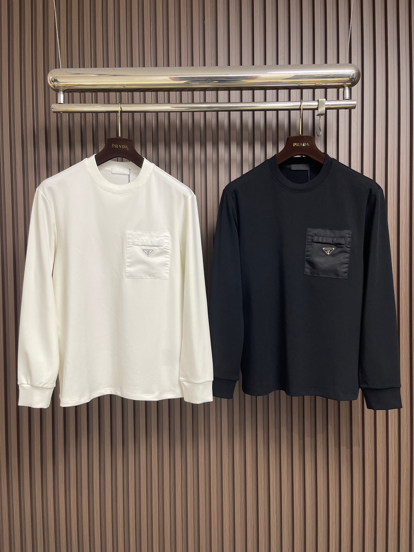 🛒🛒Prada 2026ss秋冬新款男士长袖打底T恤，非常时髦胸前拼接口袋修饰！区别于以往的不同，宣示品牌传承多年的设计