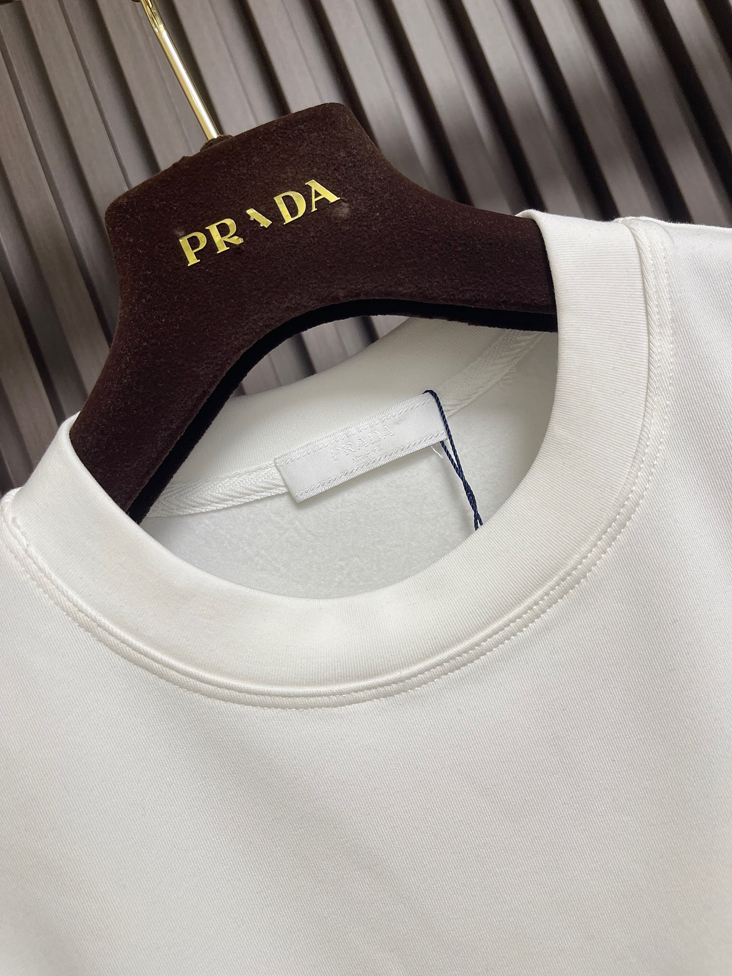 🛒🛒Prada 2026ss秋冬新款男士长袖打底T恤，非常时髦胸前拼接口袋修饰！区别于以往的不同，宣示品牌传承多年的设计