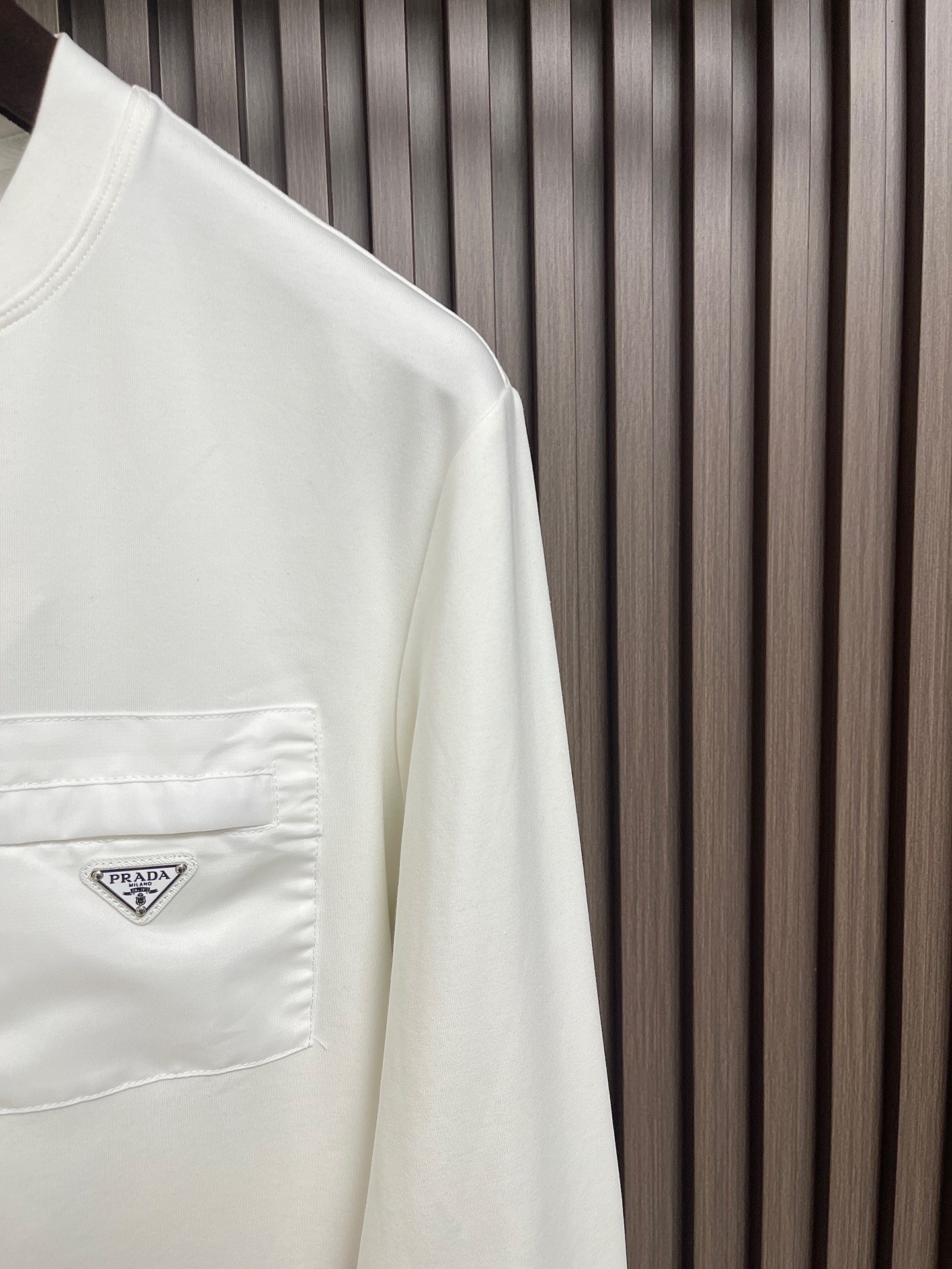 🛒🛒Prada 2026ss秋冬新款男士长袖打底T恤，非常时髦胸前拼接口袋修饰！区别于以往的不同，宣示品牌传承多年的设计