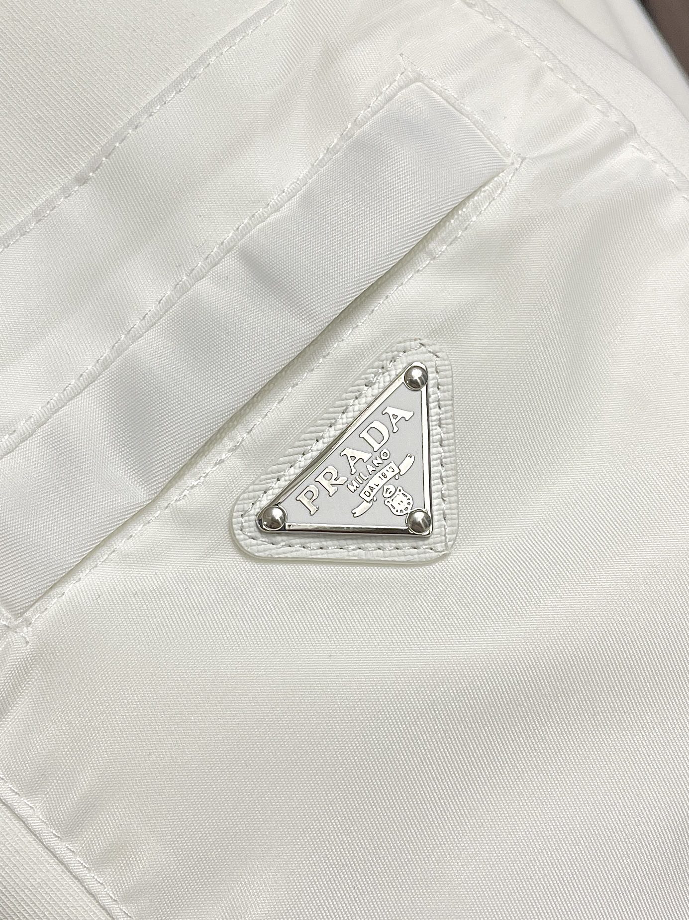 🛒🛒Prada 2026ss秋冬新款男士长袖打底T恤，非常时髦胸前拼接口袋修饰！区别于以往的不同，宣示品牌传承多年的设计