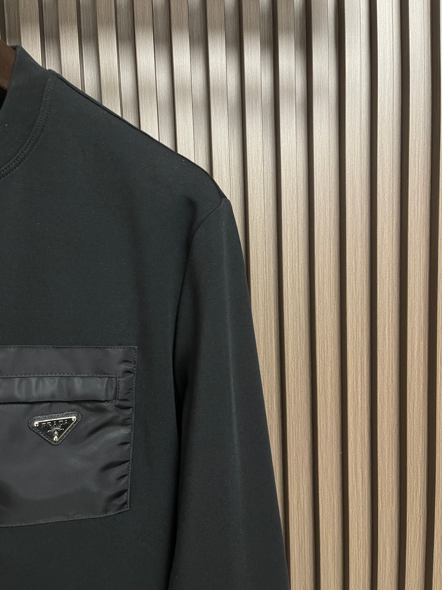 🛒🛒Prada 2026ss秋冬新款男士长袖打底T恤,非常时髦胸前拼接口袋修饰!区别于以往的不同,宣示品牌传承多年的设计 🛒🛒Prada 2026ss秋冬新款男士长袖打底T恤,非常时髦胸前拼接口袋修饰!区别于以往的不同,宣示品牌传承多年的设计