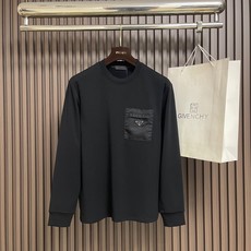 🛒🛒Prada 2026ss秋冬新款男士长袖打底T恤,非常时髦胸前拼接口袋修饰!区别于以往的不同,宣示品牌传承多年的设计 🛒🛒Prada 2026ss秋冬新款男士长袖打底T恤,非常时髦胸前拼接口袋修饰!区别于以往的不同,宣示品牌传承多年的设计