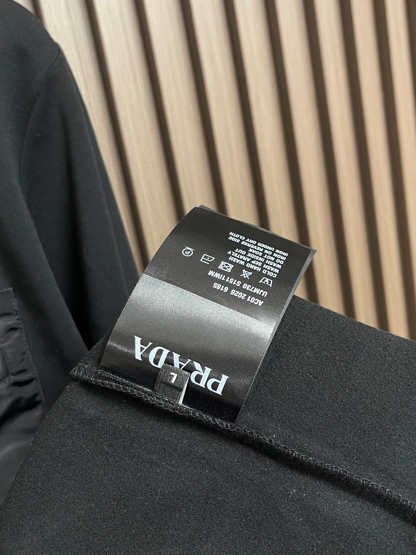 🛒🛒Prada 2026ss秋冬新款男士长袖打底T恤,非常时髦胸前拼接口袋修饰!区别于以往的不同,宣示品牌传承多年的设计 🛒🛒Prada 2026ss秋冬新款男士长袖打底T恤,非常时髦胸前拼接口袋修饰!区别于以往的不同,宣示品牌传承多年的设计