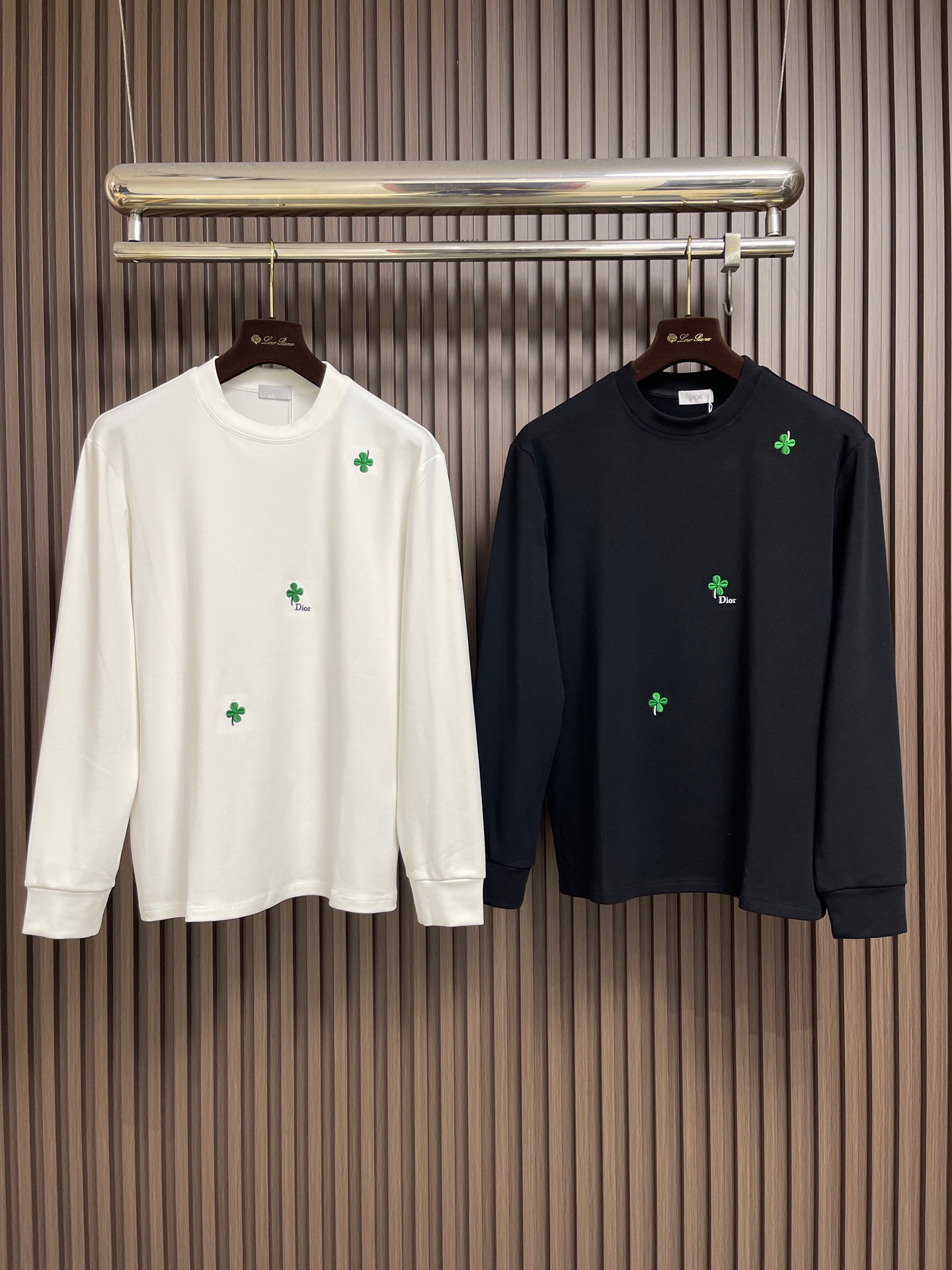 🛒Dior 2026ss秋冬最新款长袖T恤，四叶草刺绣工艺图案装饰logo，进口纯棉面料，独特设计，简约时尚 ，上身帅气