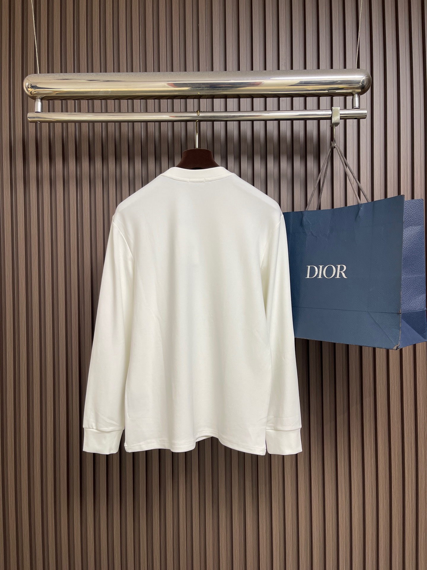 🛒Dior 2026ss秋冬最新款长袖T恤,四叶草刺绣工艺图案装饰logo,进口纯棉面料,独特设计,简约时尚 ,上身帅气 🛒Dior 2026ss秋冬最新款长袖T恤,四叶草刺绣工艺图案装饰logo,进口纯棉面料,独特设计,简约时尚 ,上身帅气