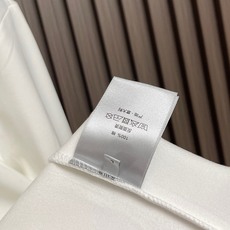 🛒Dior 2026ss秋冬最新款长袖T恤,四叶草刺绣工艺图案装饰logo,进口纯棉面料,独特设计,简约时尚 ,上身帅气 🛒Dior 2026ss秋冬最新款长袖T恤,四叶草刺绣工艺图案装饰logo,进口纯棉面料,独特设计,简约时尚 ,上身帅气