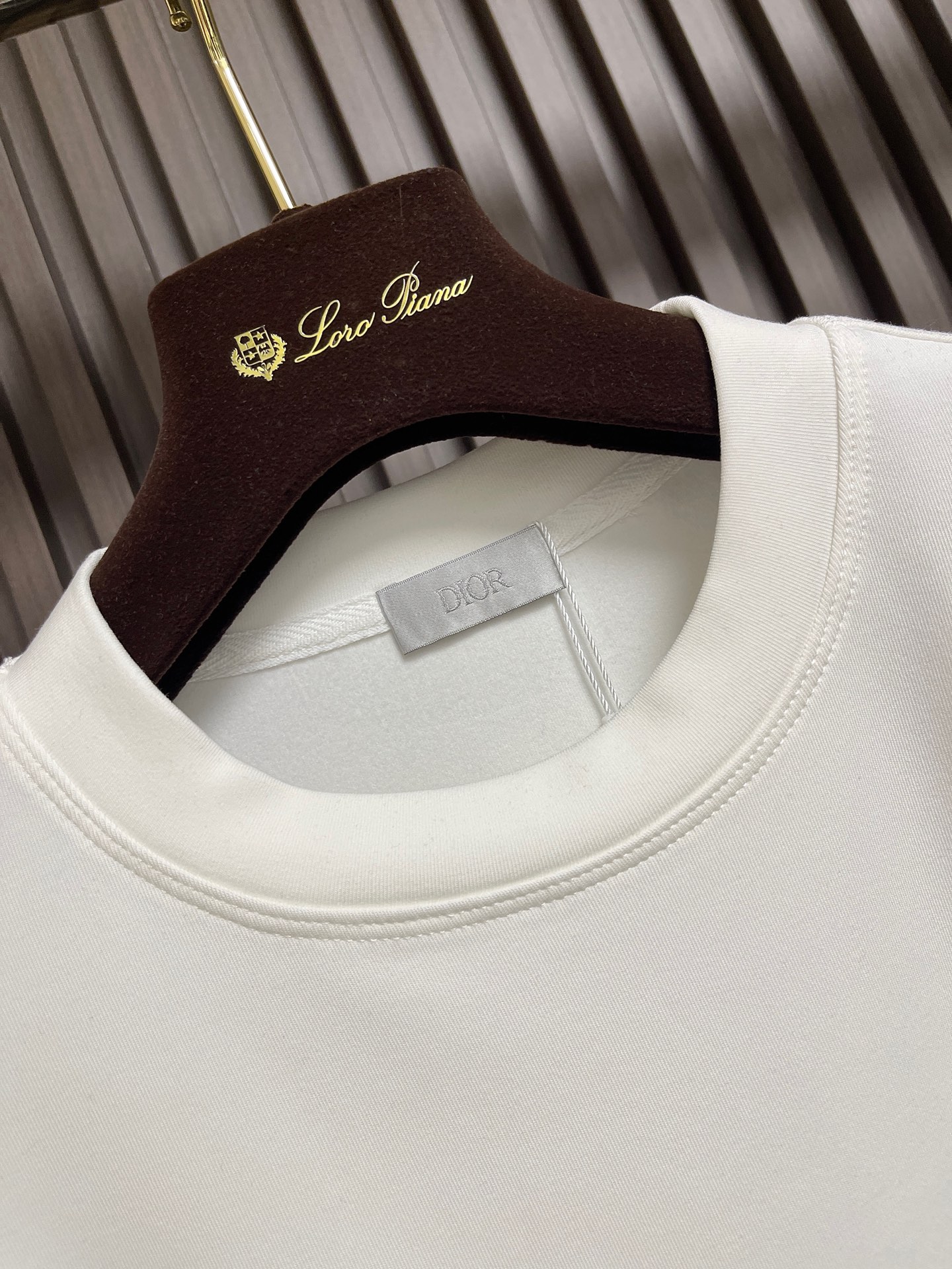 🛒Dior 2026ss秋冬最新款长袖T恤,四叶草刺绣工艺图案装饰logo,进口纯棉面料,独特设计,简约时尚 ,上身帅气 🛒Dior 2026ss秋冬最新款长袖T恤,四叶草刺绣工艺图案装饰logo,进口纯棉面料,独特设计,简约时尚 ,上身帅气