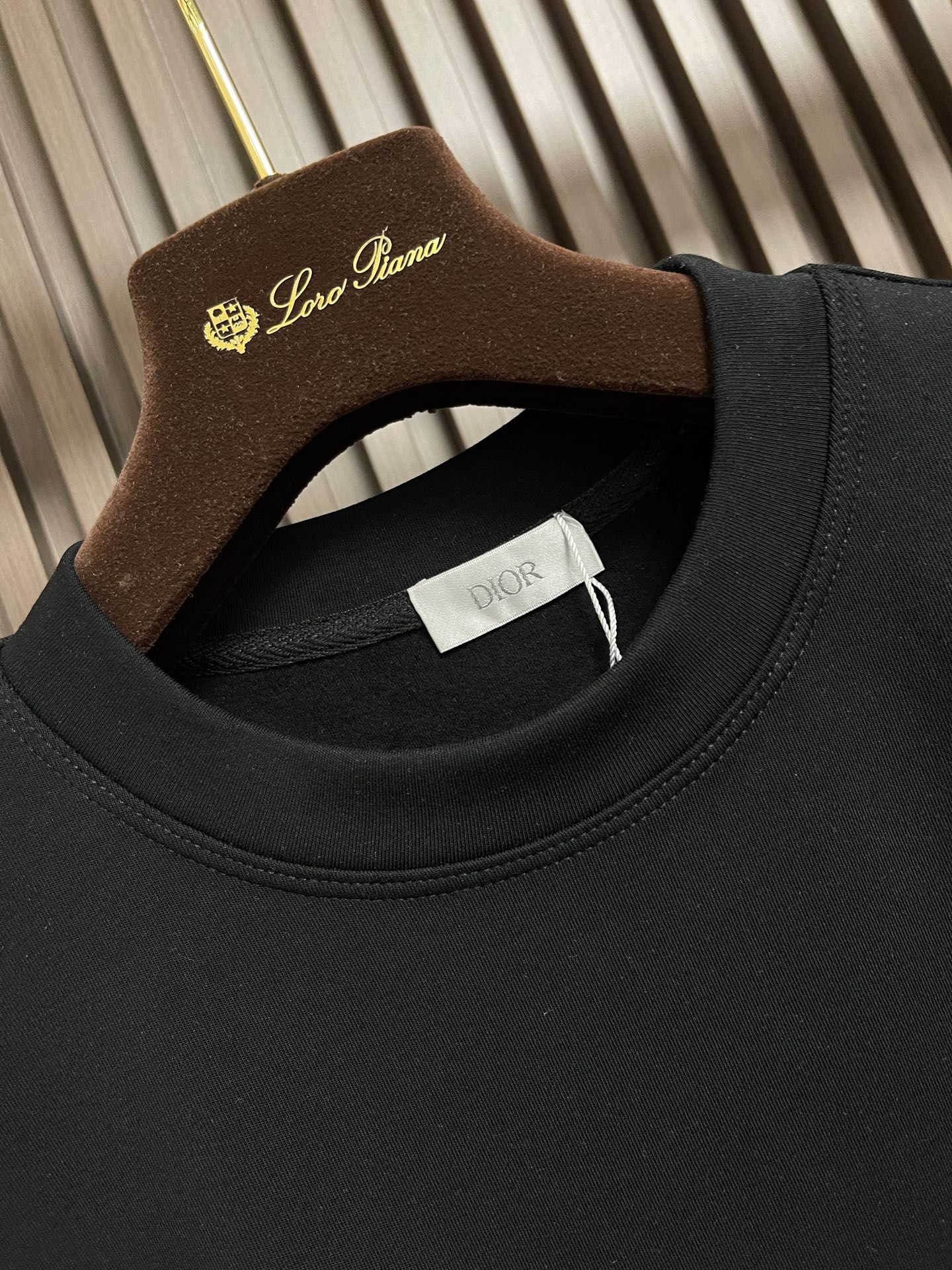🛒Dior 2026ss秋冬最新款长袖T恤，四叶草刺绣工艺图案装饰logo，进口纯棉面料，独特设计，简约时尚 ，上身帅气