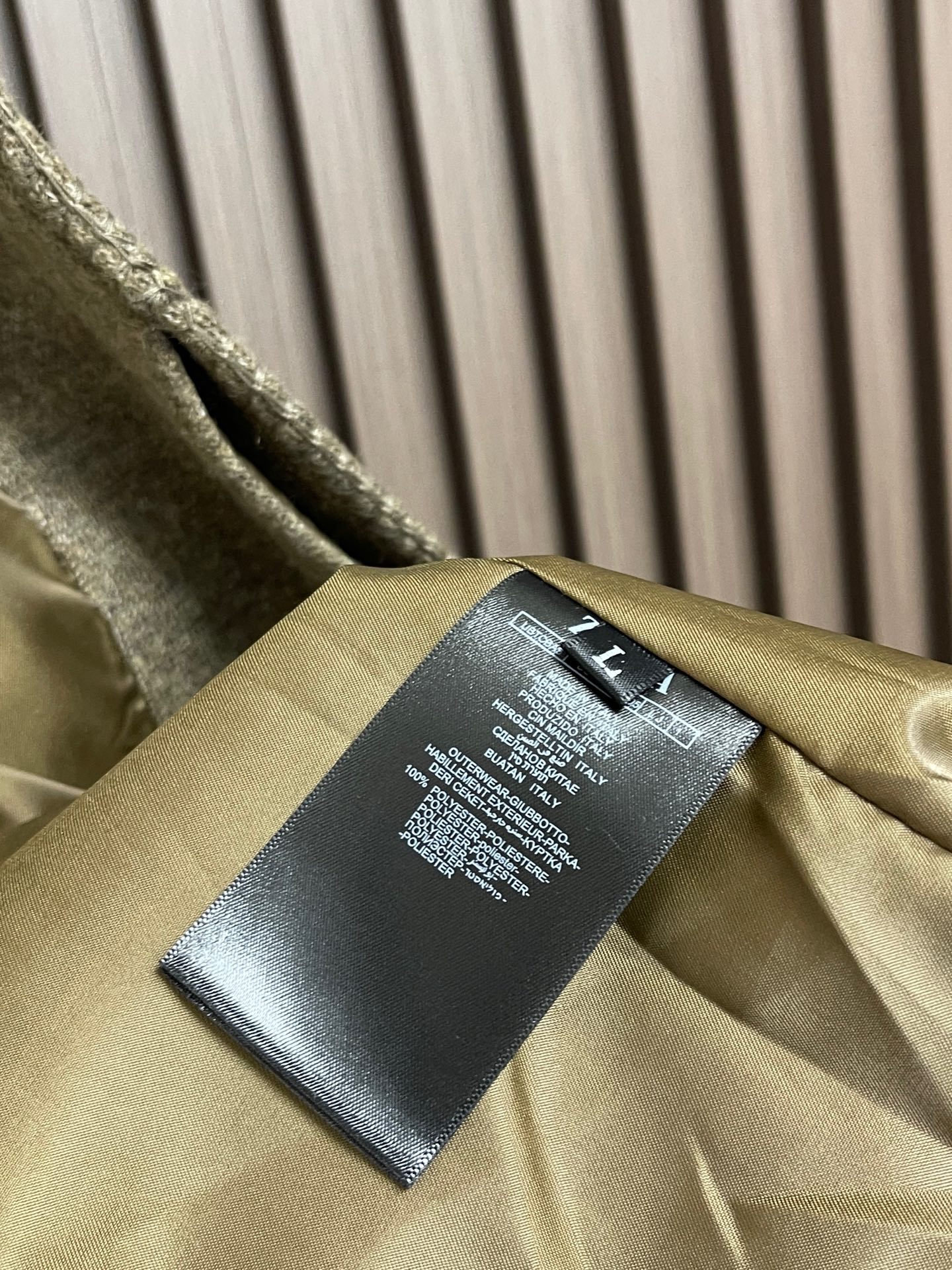 🛒🛒ZEGNA 2026ss秋冬新款羊毛混纺工装夹克外套，羊毛混纺面料，表面有细密的毛呢纹理，触感柔软但不松垮。面料有一