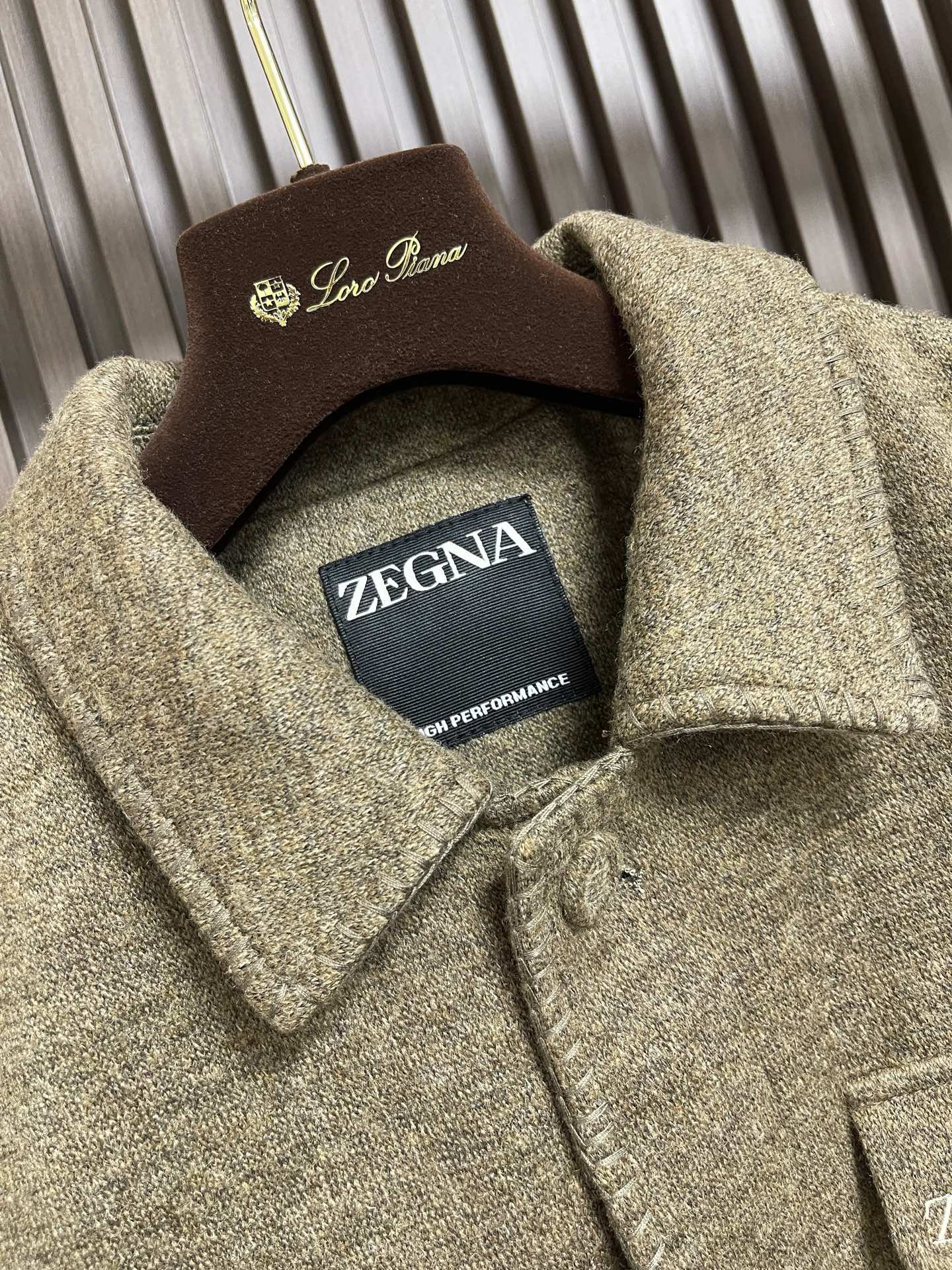 🛒🛒ZEGNA 2026ss秋冬新款羊毛混纺工装夹克外套，羊毛混纺面料，表面有细密的毛呢纹理，触感柔软但不松垮。面料有一