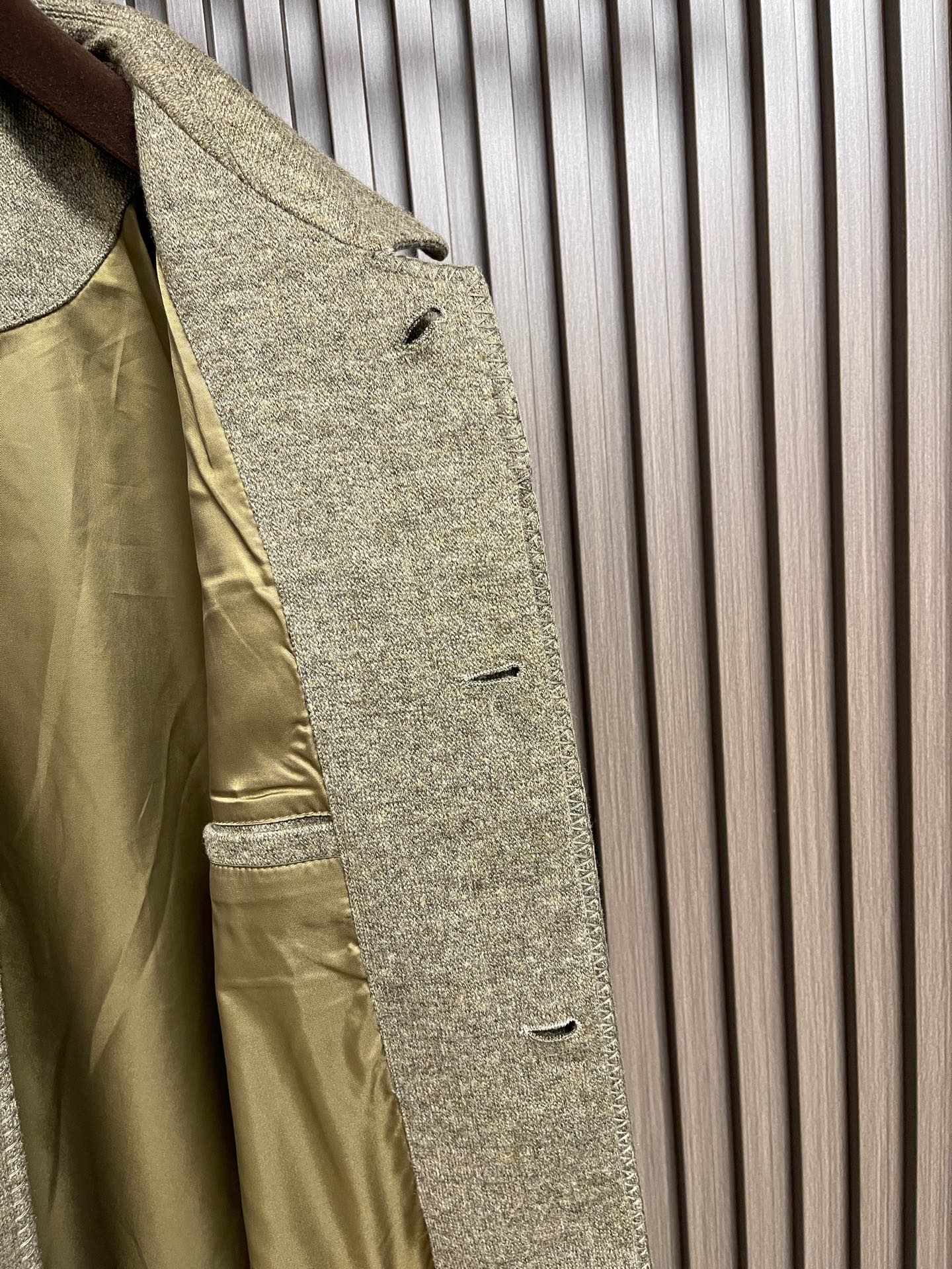 🛒🛒ZEGNA 2026ss秋冬新款羊毛混纺工装夹克外套，羊毛混纺面料，表面有细密的毛呢纹理，触感柔软但不松垮。面料有一