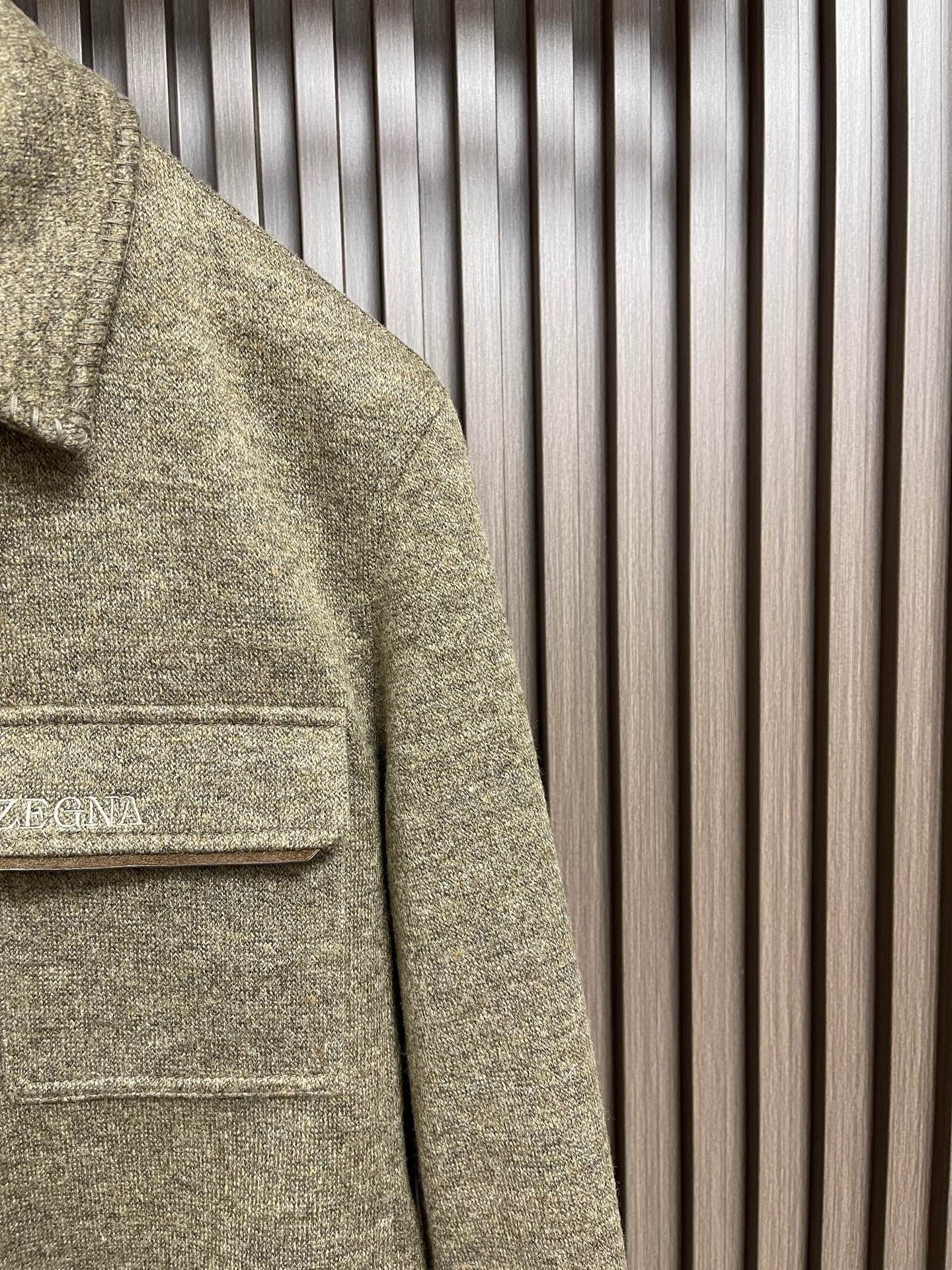 🛒🛒ZEGNA 2026ss秋冬新款羊毛混纺工装夹克外套，羊毛混纺面料，表面有细密的毛呢纹理，触感柔软但不松垮。面料有一