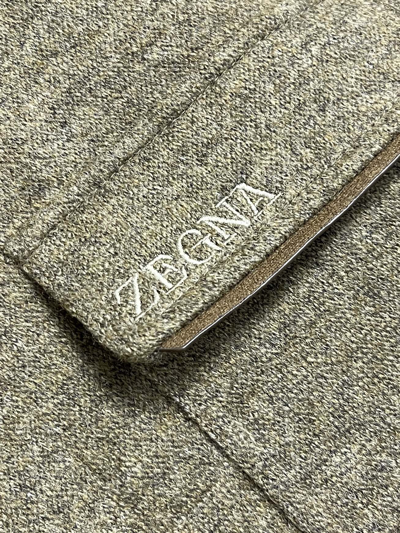 🛒🛒ZEGNA 2026ss秋冬新款羊毛混纺工装夹克外套，羊毛混纺面料，表面有细密的毛呢纹理，触感柔软但不松垮。面料有一