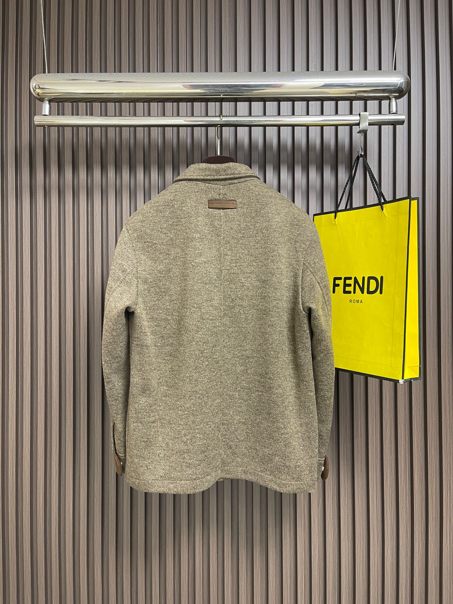🛒🛒ZEGNA 2026ss秋冬新款羊毛混纺工装夹克外套，羊毛混纺面料，表面有细密的毛呢纹理，触感柔软但不松垮。面料有一