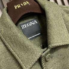 🛒🛒ZEGNA 2026ss秋冬新款羊毛混纺工装夹克外套,羊毛混纺面料,表面有细密的毛呢纹理,触感柔软但不松垮。面料有一 🛒🛒ZEGNA 2026ss秋冬新款羊毛混纺工装夹克外套,羊毛混纺面料,表面有细密的毛呢纹理,触感柔软但不松垮。面料有一