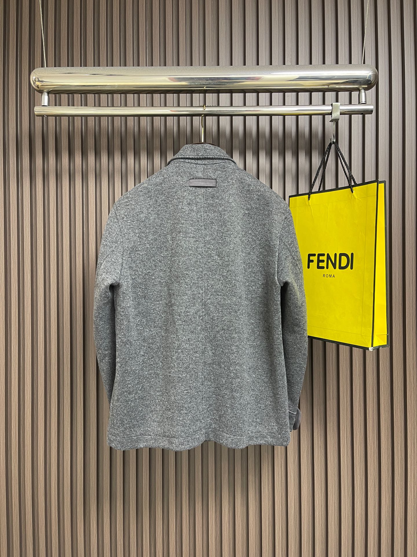 🛒🛒ZEGNA 2026ss秋冬新款羊毛混纺工装夹克外套，羊毛混纺面料，表面有细密的毛呢纹理，触感柔软但不松垮。面料有一
