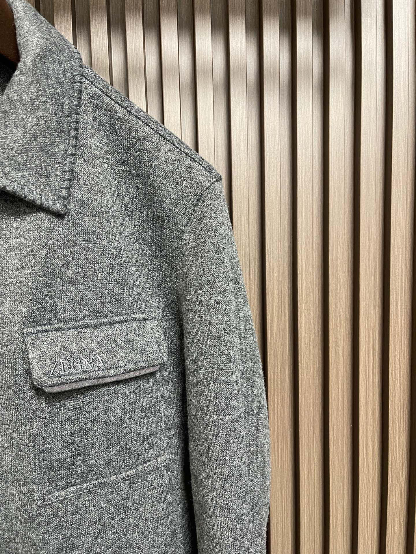 🛒🛒ZEGNA 2026ss秋冬新款羊毛混纺工装夹克外套，羊毛混纺面料，表面有细密的毛呢纹理，触感柔软但不松垮。面料有一